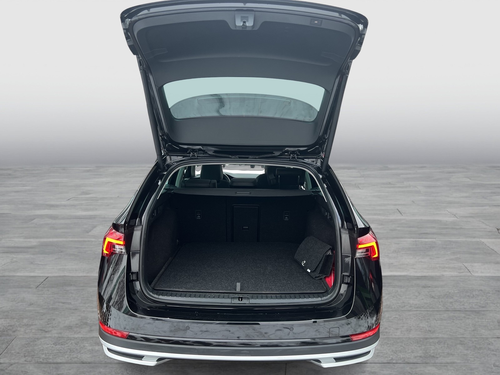 Skoda Octavia Combi 2.0 SCOUT 4X4 PANO AHK CAM HEAD-UP