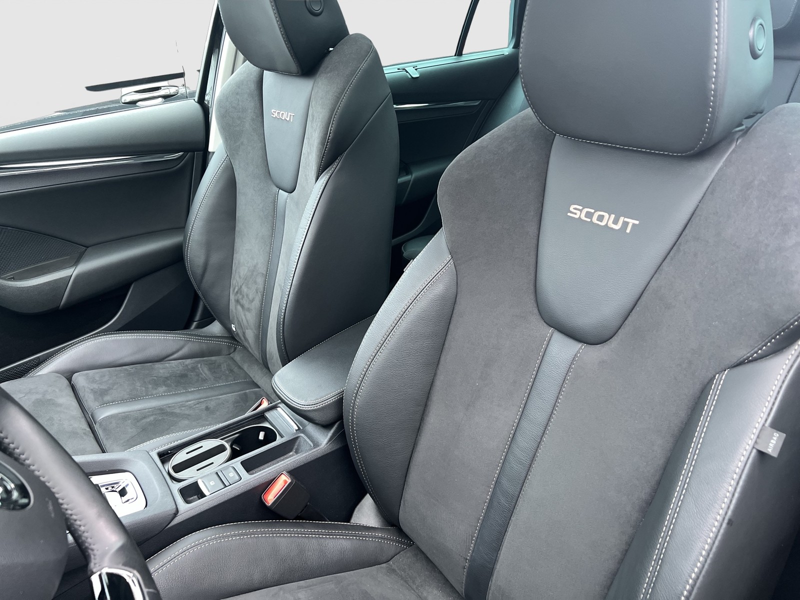 Skoda Octavia Combi 2.0 SCOUT 4X4 PANO AHK CAM HEAD-UP