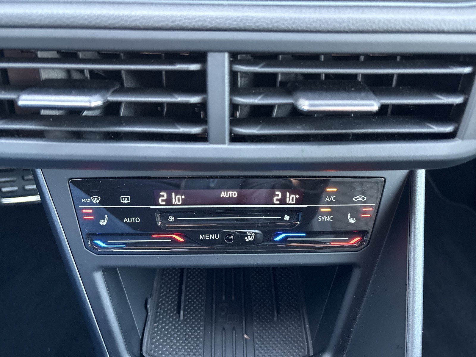 Volkswagen Taigo 1.5 R-LINE AHK CAM ACC LM17 NAVI CARPLAY