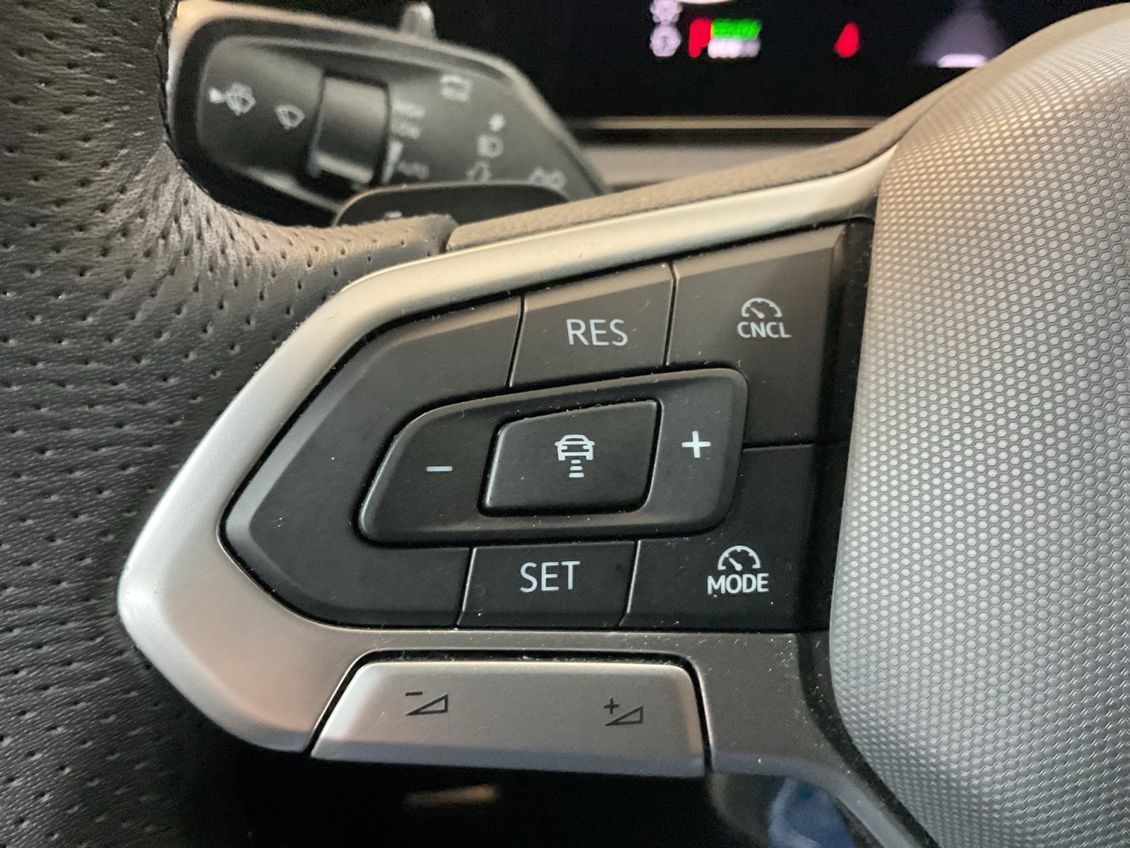 Volkswagen Tiguan 1.5 HYBRID R-LINE LEDER AHK CAM LM19