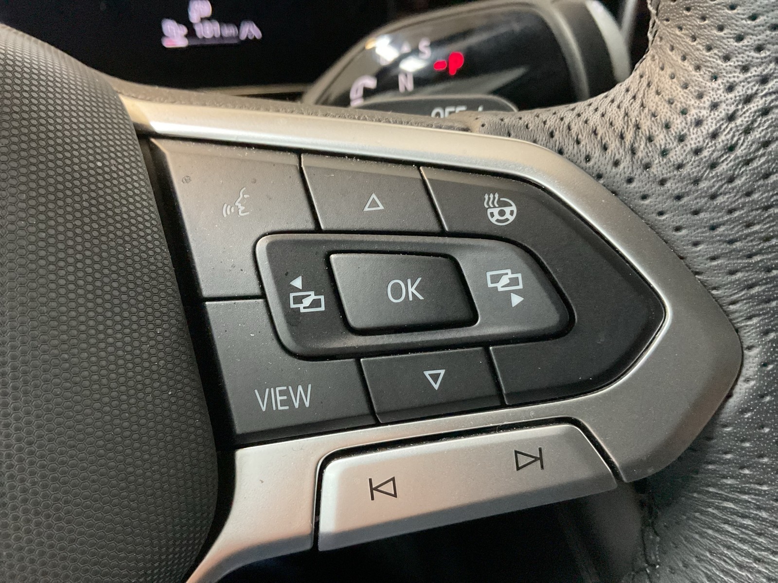 Volkswagen Tiguan 1.5 HYBRID R-LINE LEDER AHK CAM LM19