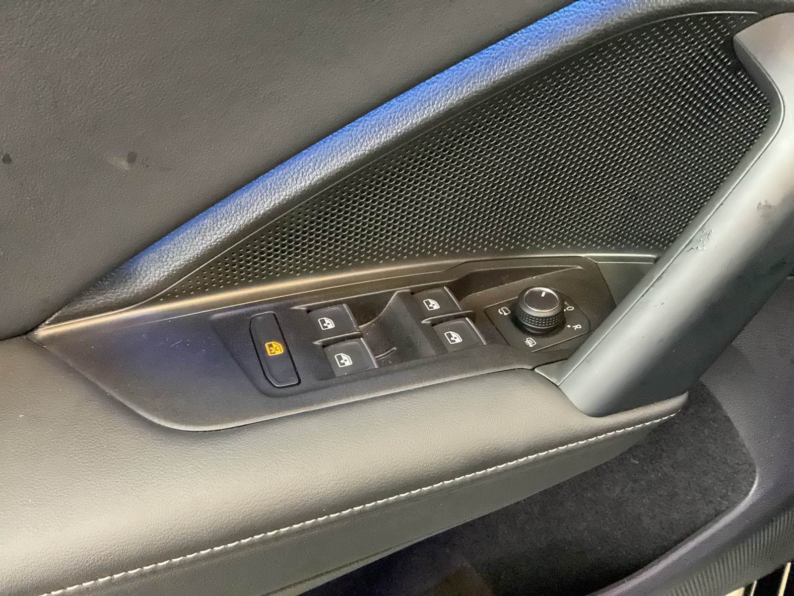 Volkswagen Tiguan 1.5 HYBRID R-LINE LEDER AHK CAM LM19