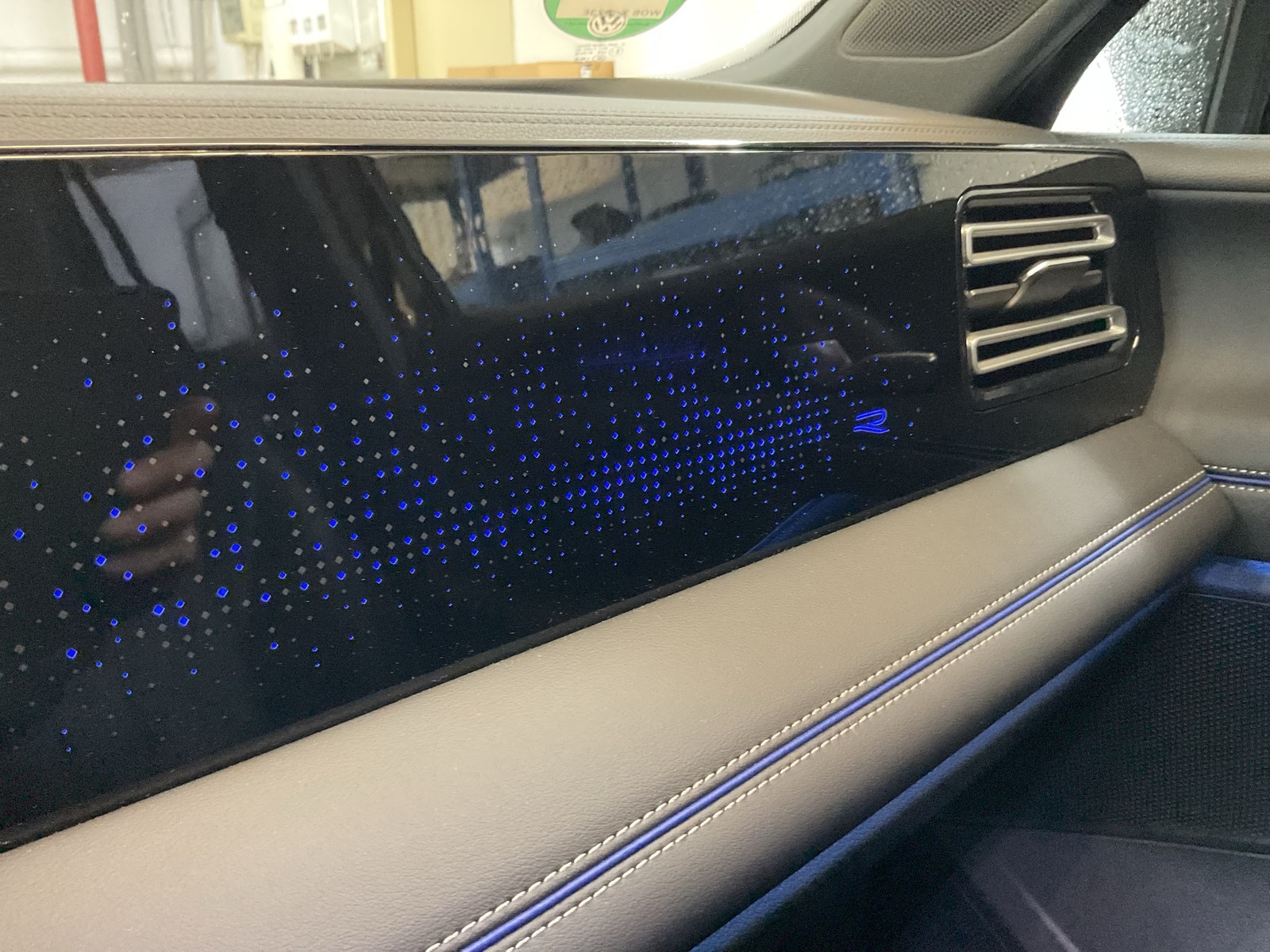 Volkswagen Tiguan 1.5 HYBRID R-LINE LEDER AHK CAM LM19