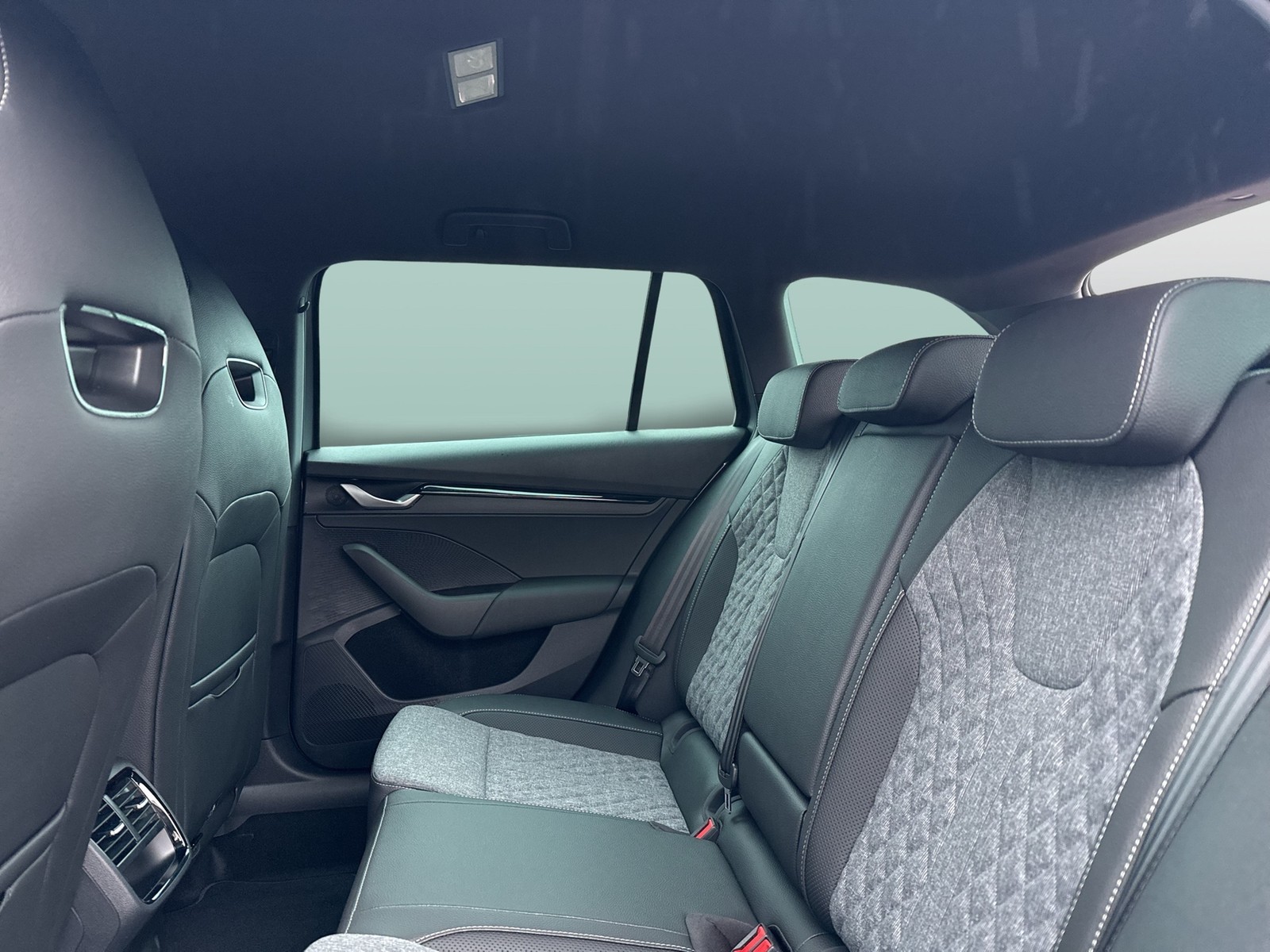 Skoda Octavia Combi 2.0 SPORTLINE AHK CAM ACC MATRIX