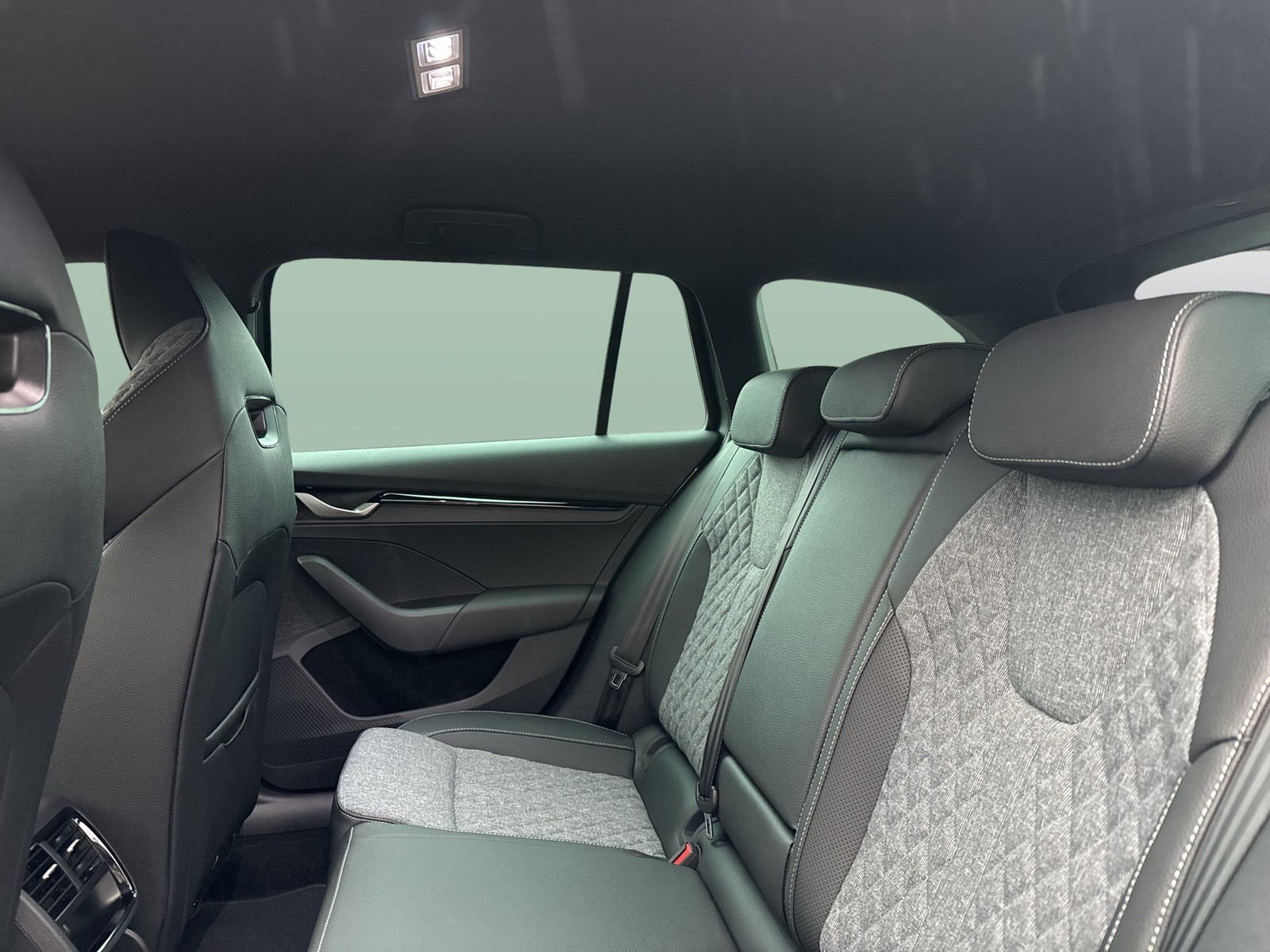 Skoda Octavia Combi 2.0 SPORTLINE AHK CAM ACC MATRIX