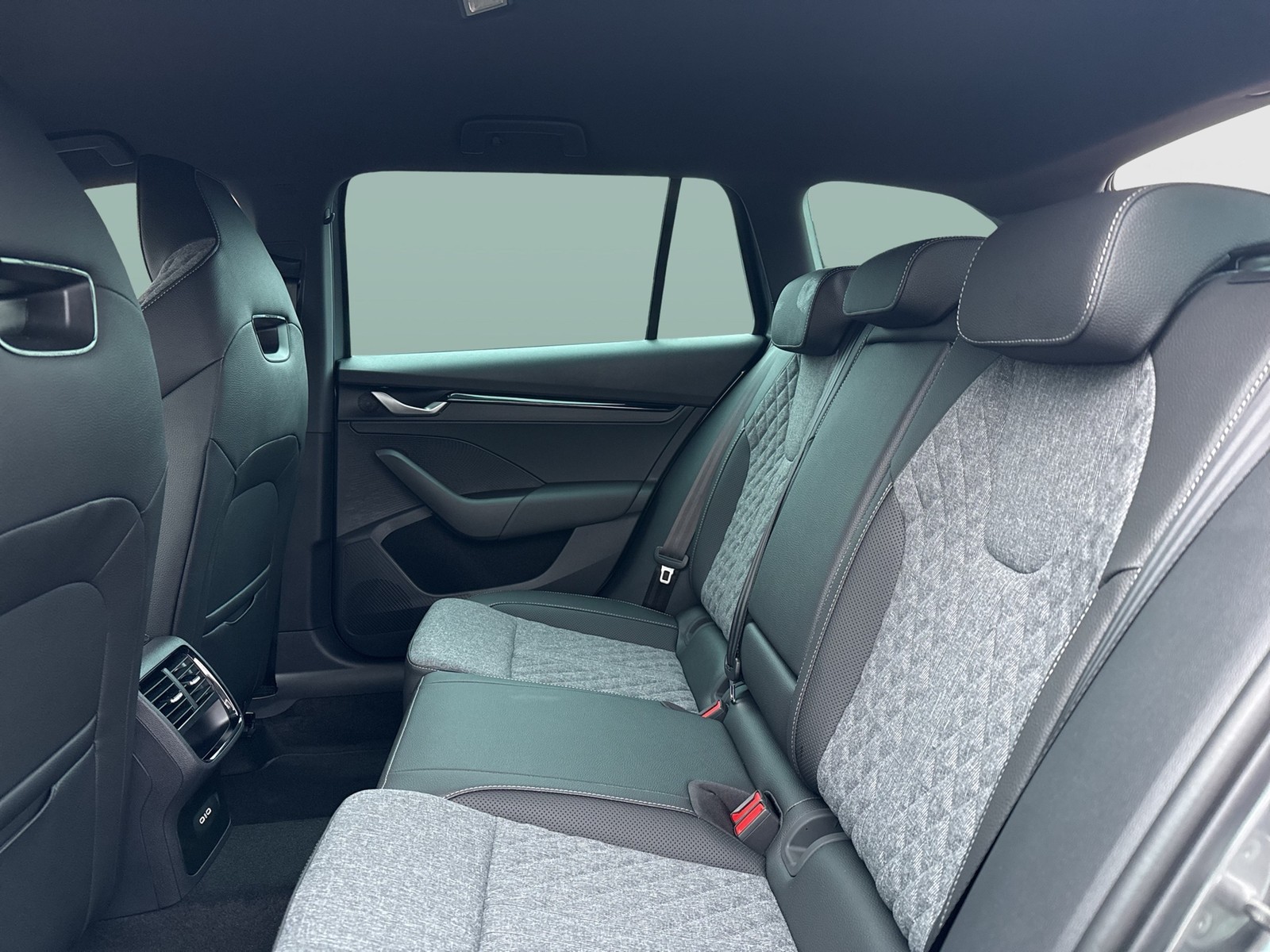 Skoda Octavia Combi 2.0 SPORTLINE AHK CAM ACC MATRIX