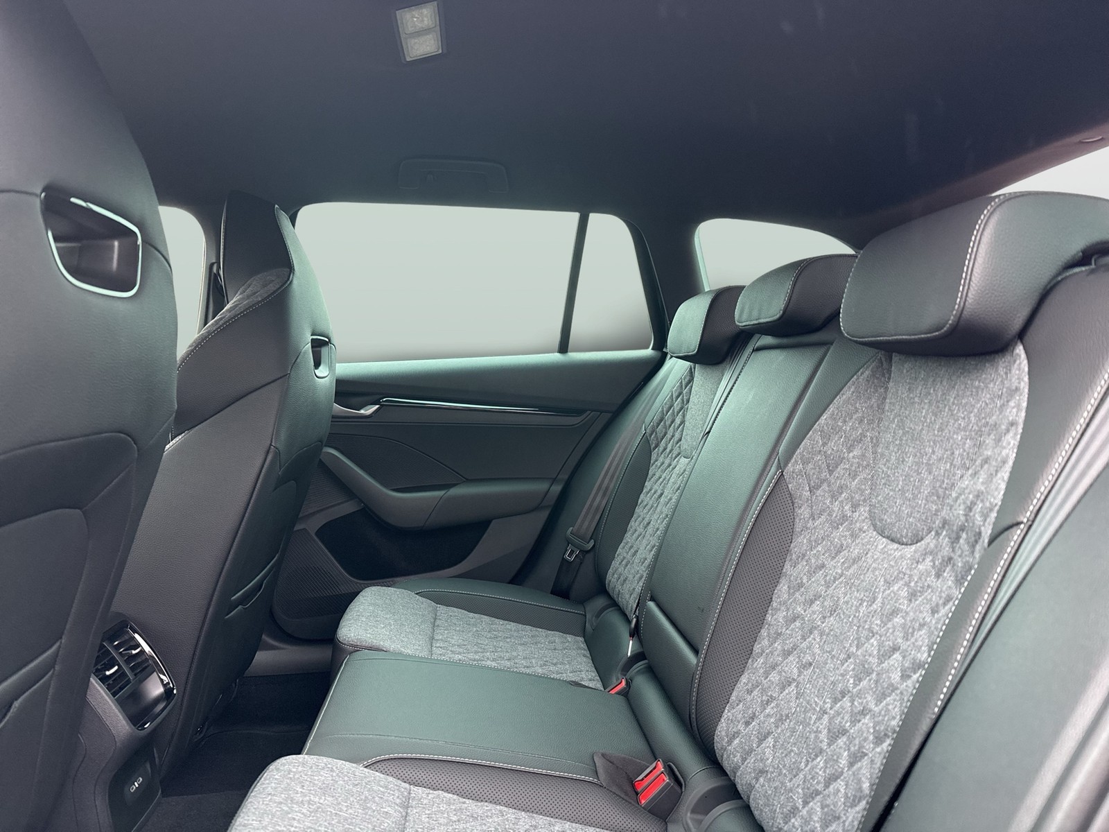 Skoda Octavia Combi 2.0 SPORTLINE AHK CAM ACC MATRIX