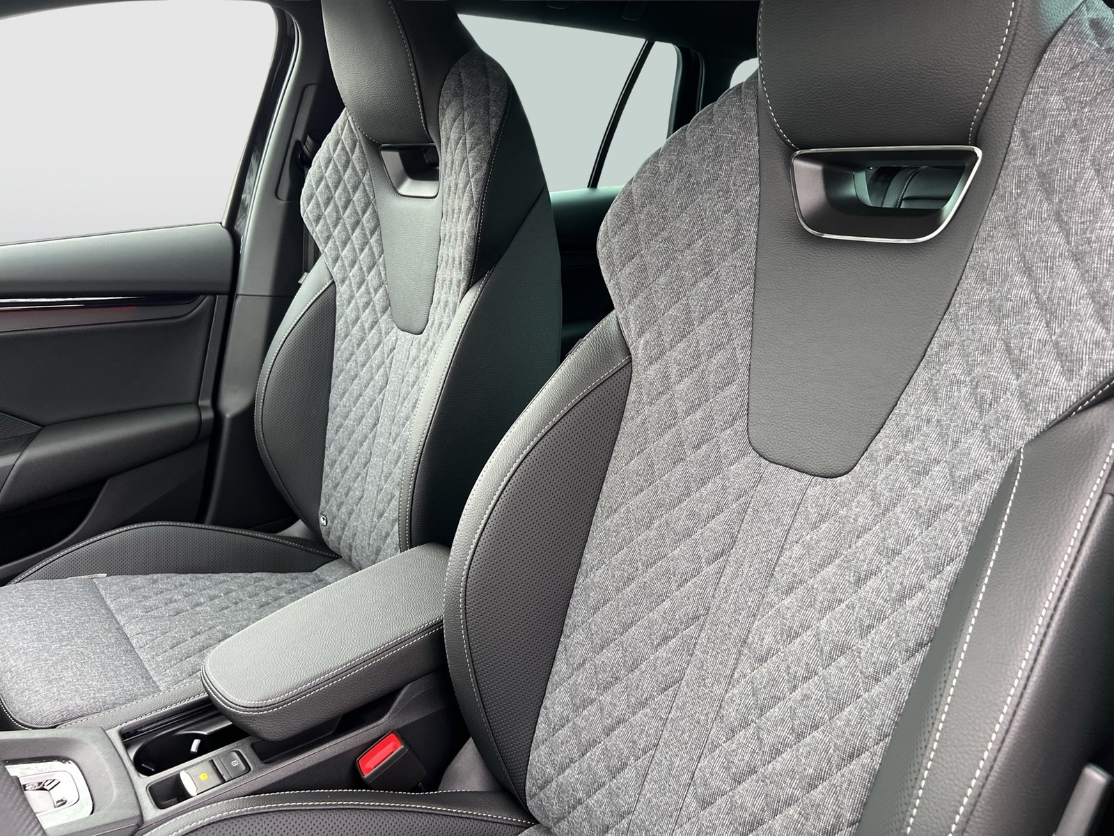 Skoda Octavia Combi 2.0 SPORTLINE AHK CAM ACC MATRIX