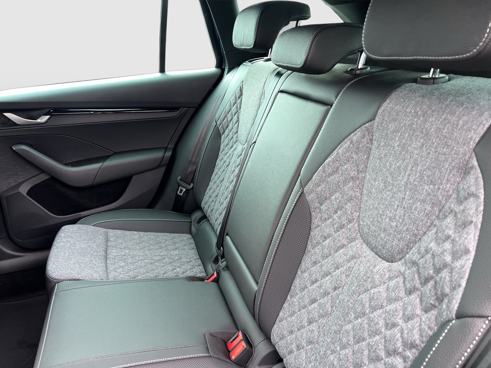 Skoda Octavia Combi 2.0 SPORTLINE AHK CAM ACC MATRIX