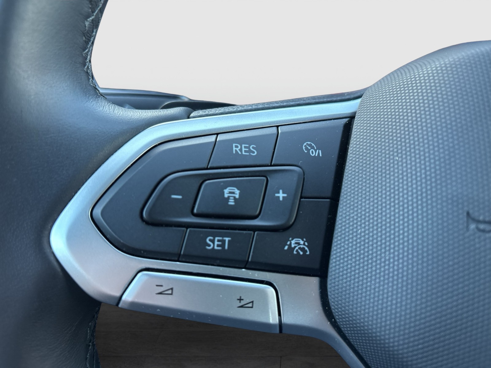 Volkswagen T-Cross 1.0 R-LINE ACC MATRIX NAVI LM17 CARPLAY