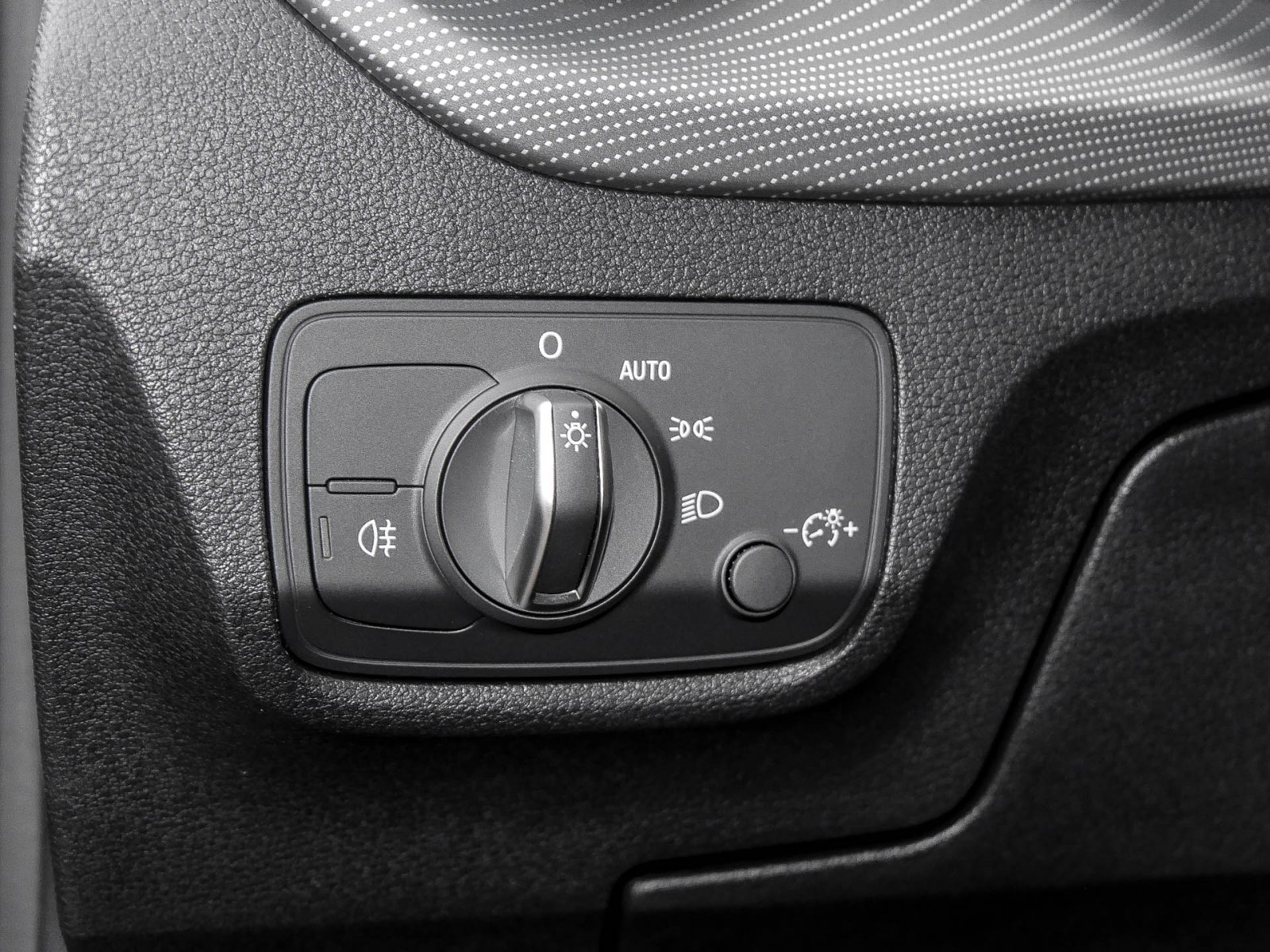 Audi Q2 30 S LINE BLACKPAK AHK ACC EKLAPPE NAVI+ LM17