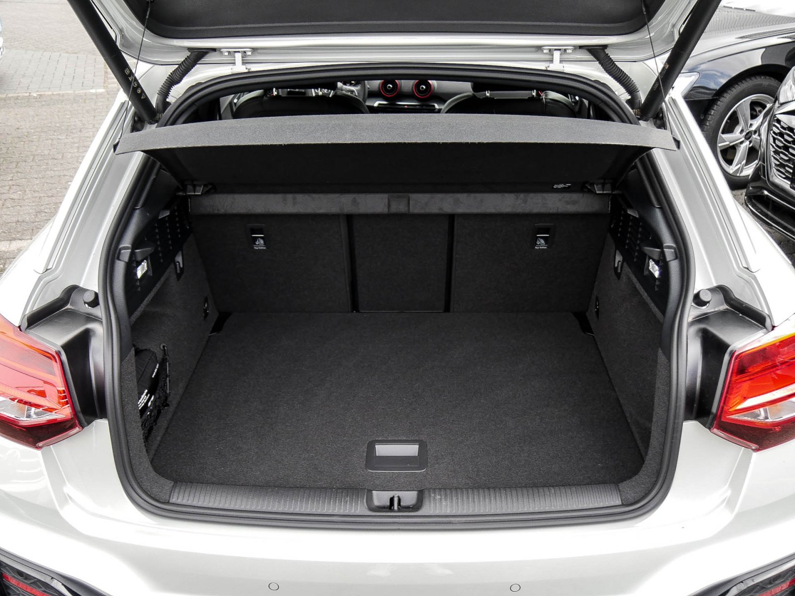 Audi Q2 30 S LINE BLACKPAK AHK ACC EKLAPPE NAVI+ LM17