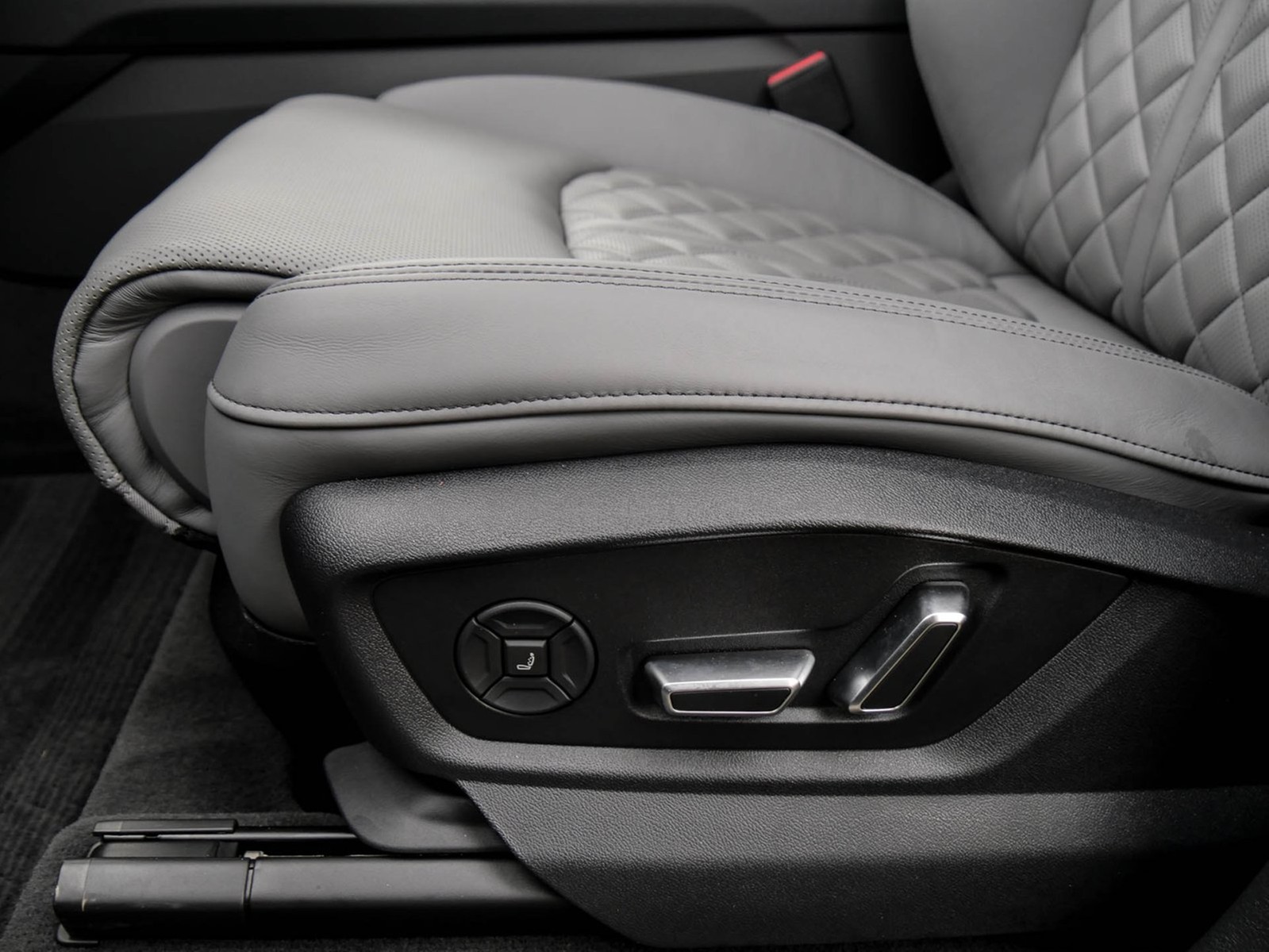 Audi SQ7 quattro BLACKPAK PANO AHK 360°CAM ACC LM22