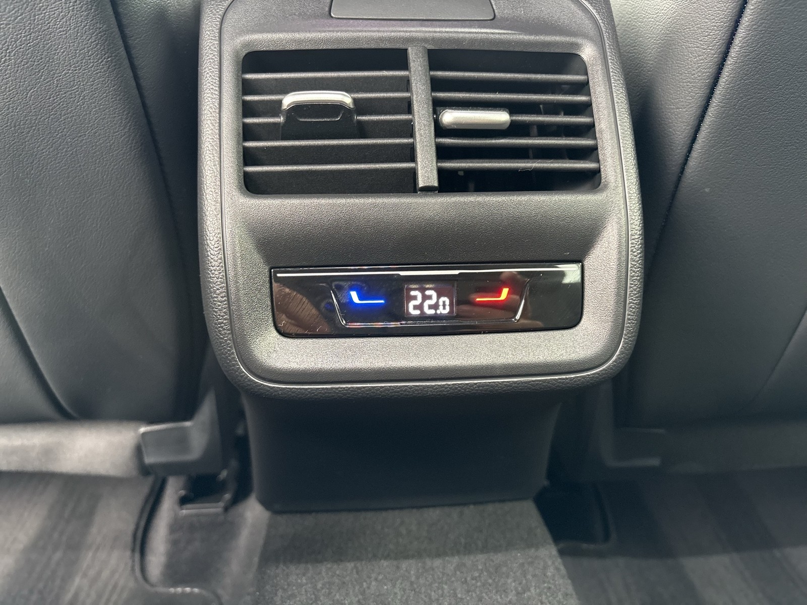 Volkswagen Passat Variant 1.5 HYBRID R-LINE BLACK STYLE AHK