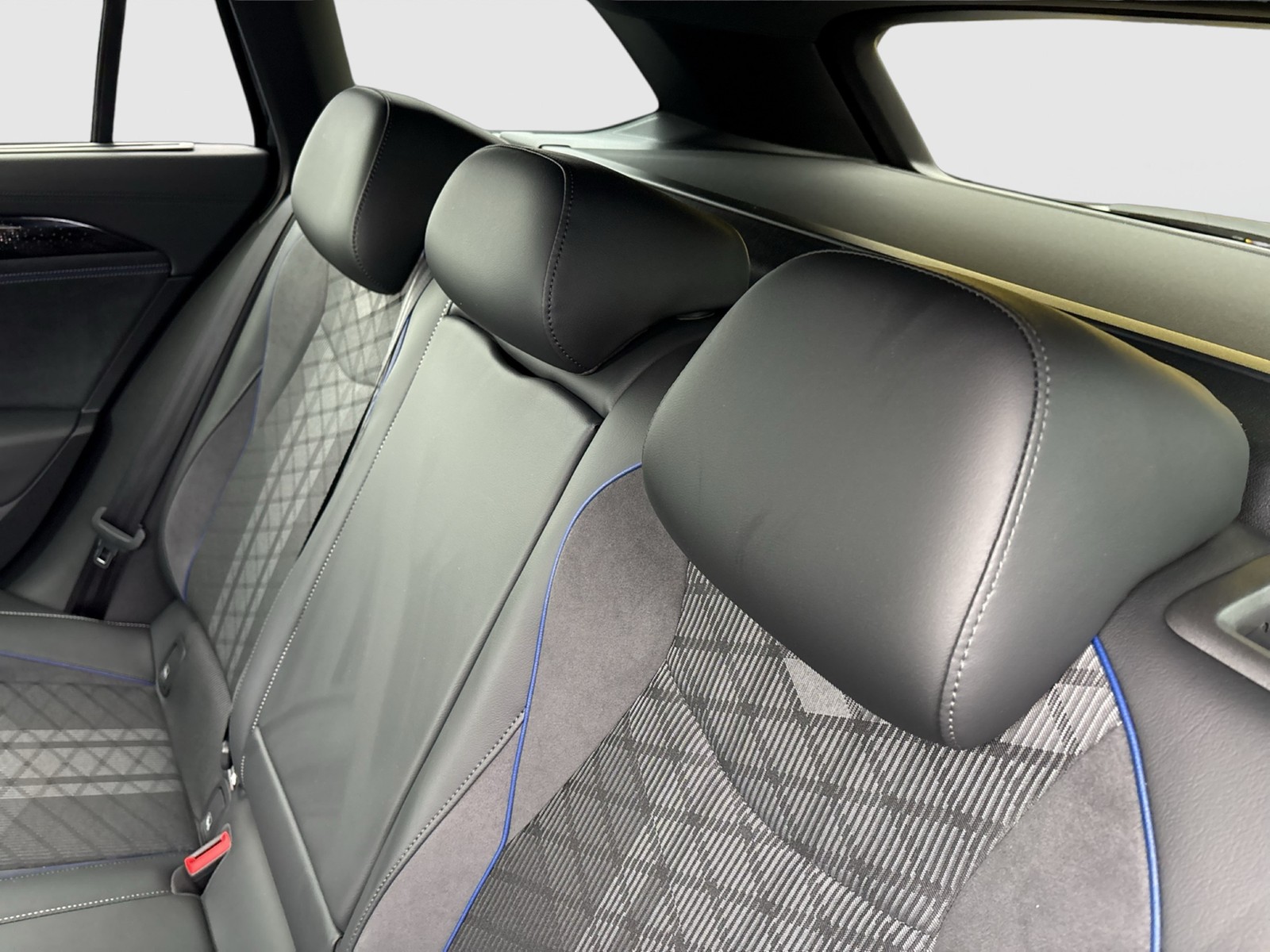 Volkswagen Passat Variant 1.5 HYBRID R-LINE BLACK STYLE AHK