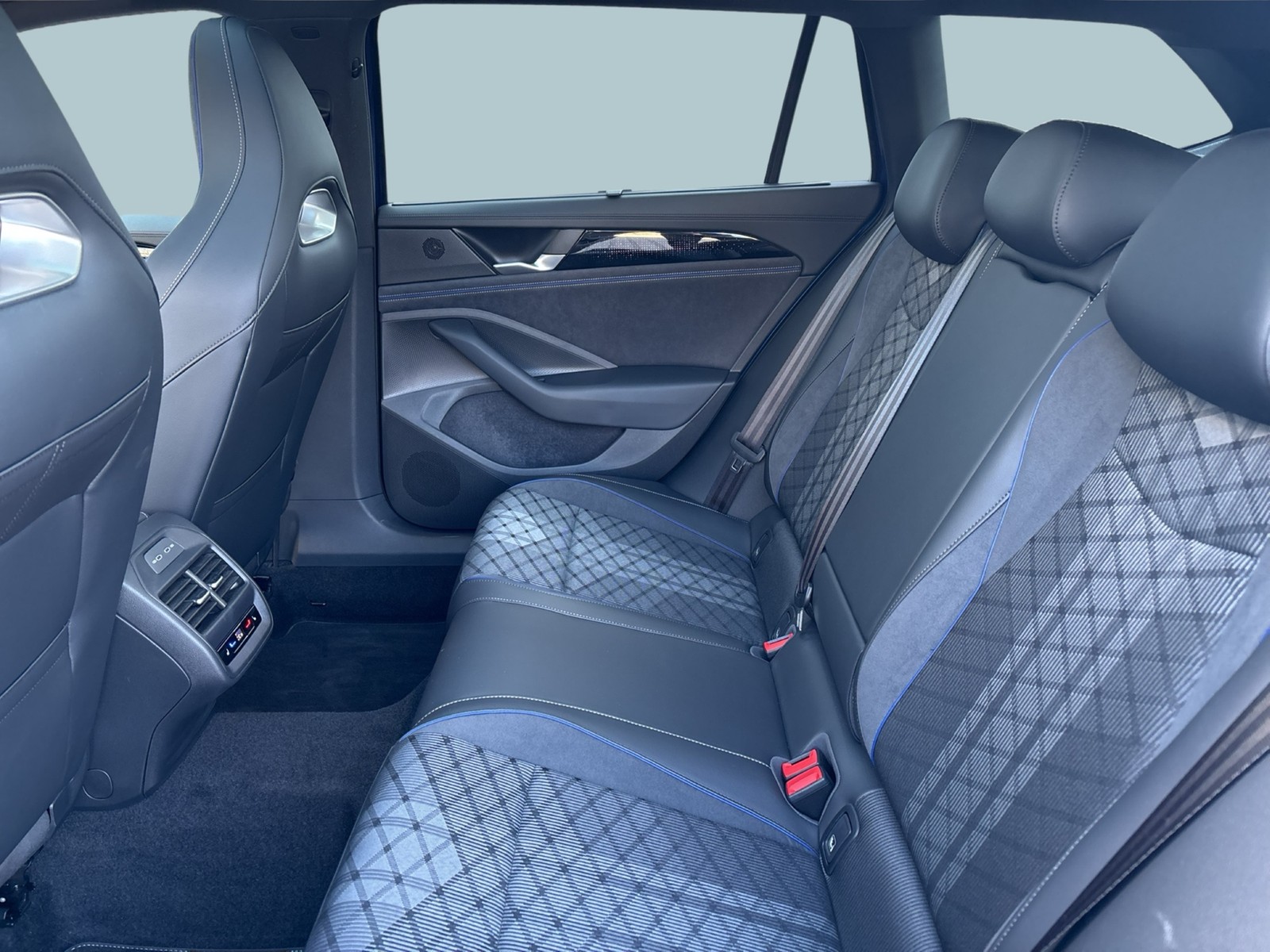 Volkswagen Passat Variant 1.5 HYBRID R-LINE BLACKSTYLE PANO