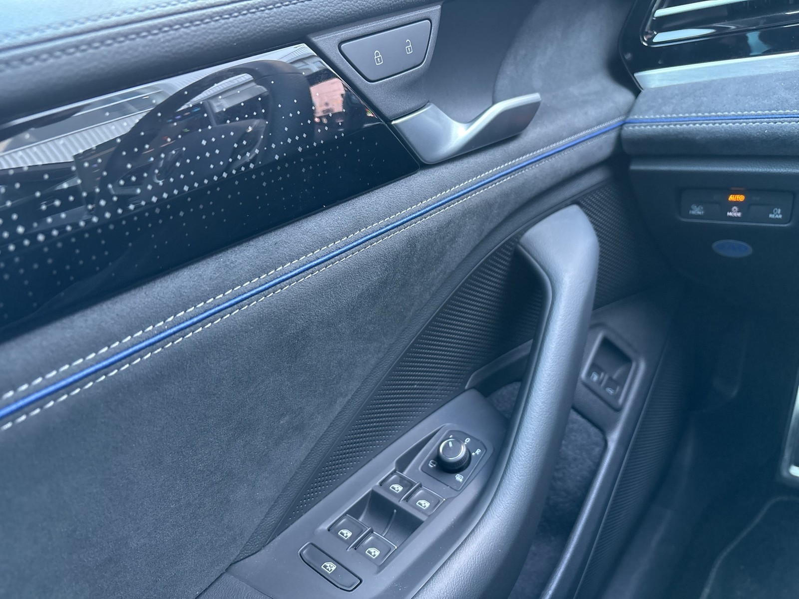 Volkswagen Passat Variant 1.5 HYBRID R-LINE BLACKSTYLE PANO