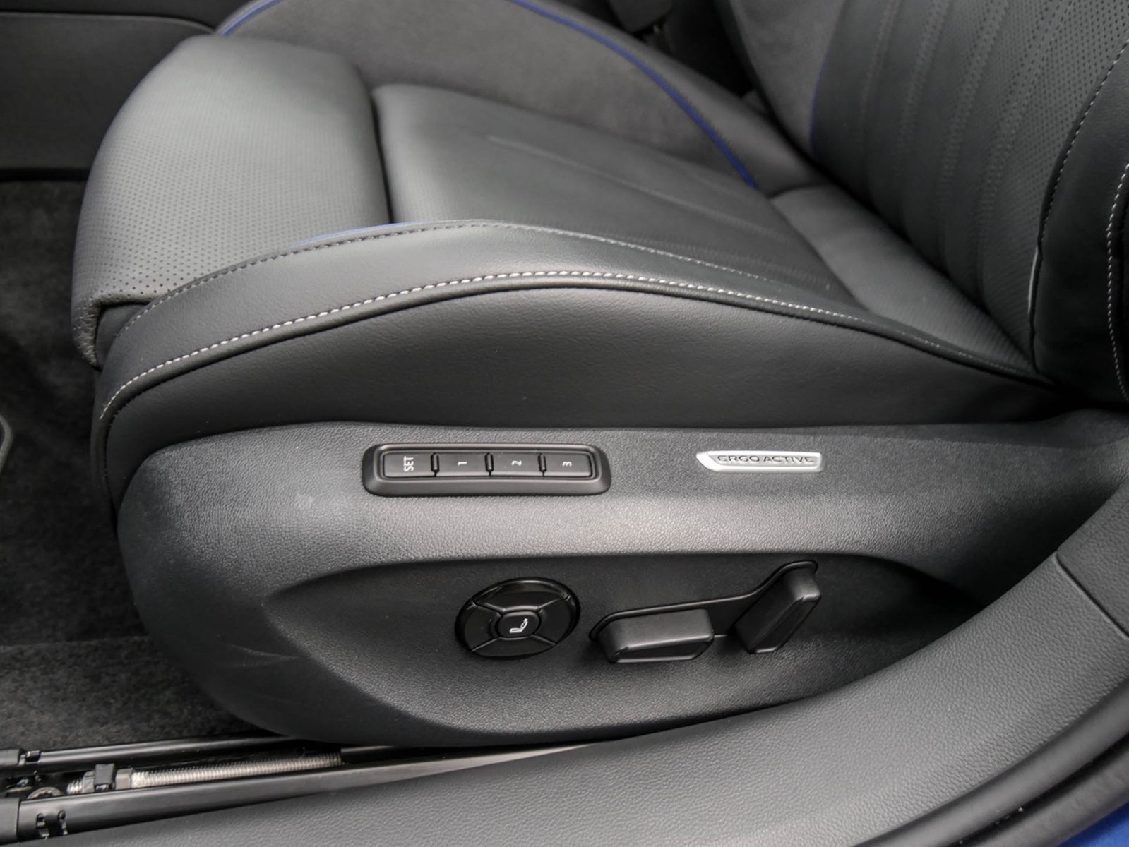 Volkswagen Passat Variant 1.5 HYBRID R-LINE NEUESMODELL AHK