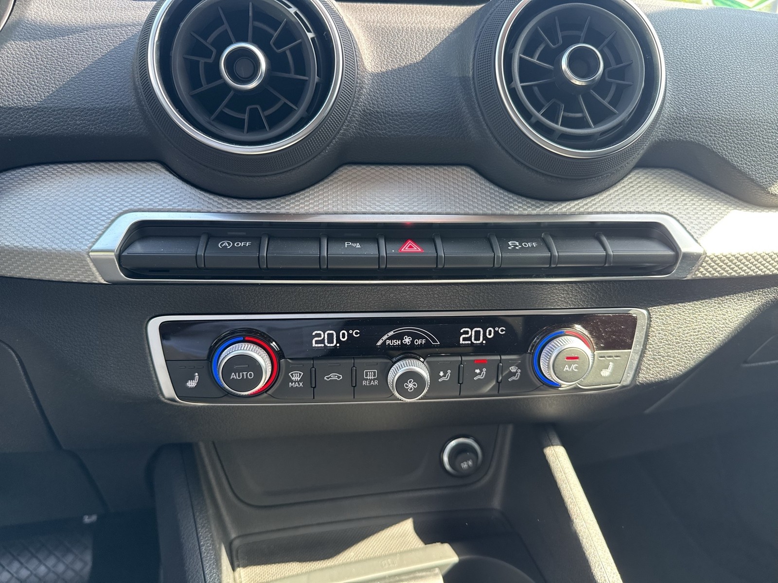 Audi Q2 35 advanced BLACKPAK CAM LM18 EKLAPPE CARPLAY