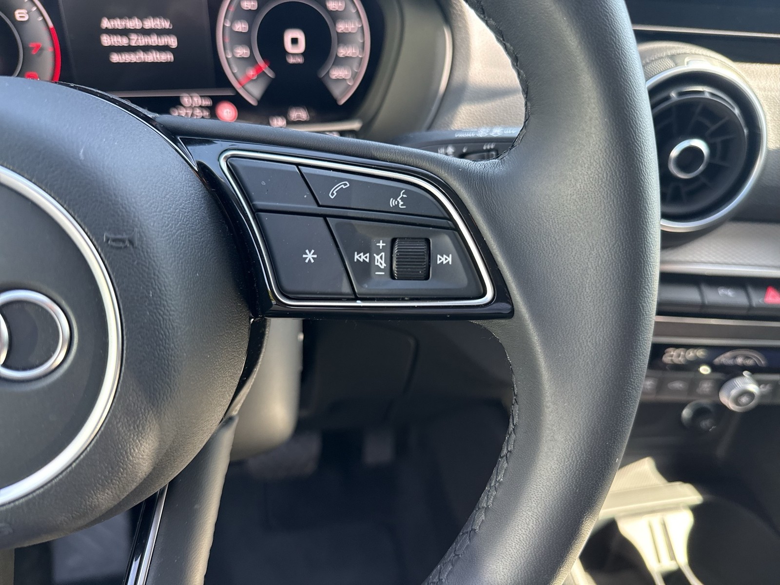 Audi Q2 35 advanced BLACKPAK CAM LM18 EKLAPPE CARPLAY
