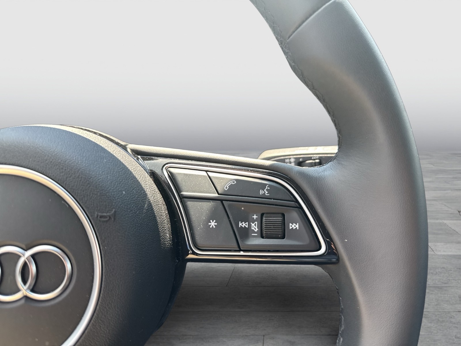 Audi Q2 35 advanced BLACKPAK CAM LM18 EKLAPPE CARPLAY
