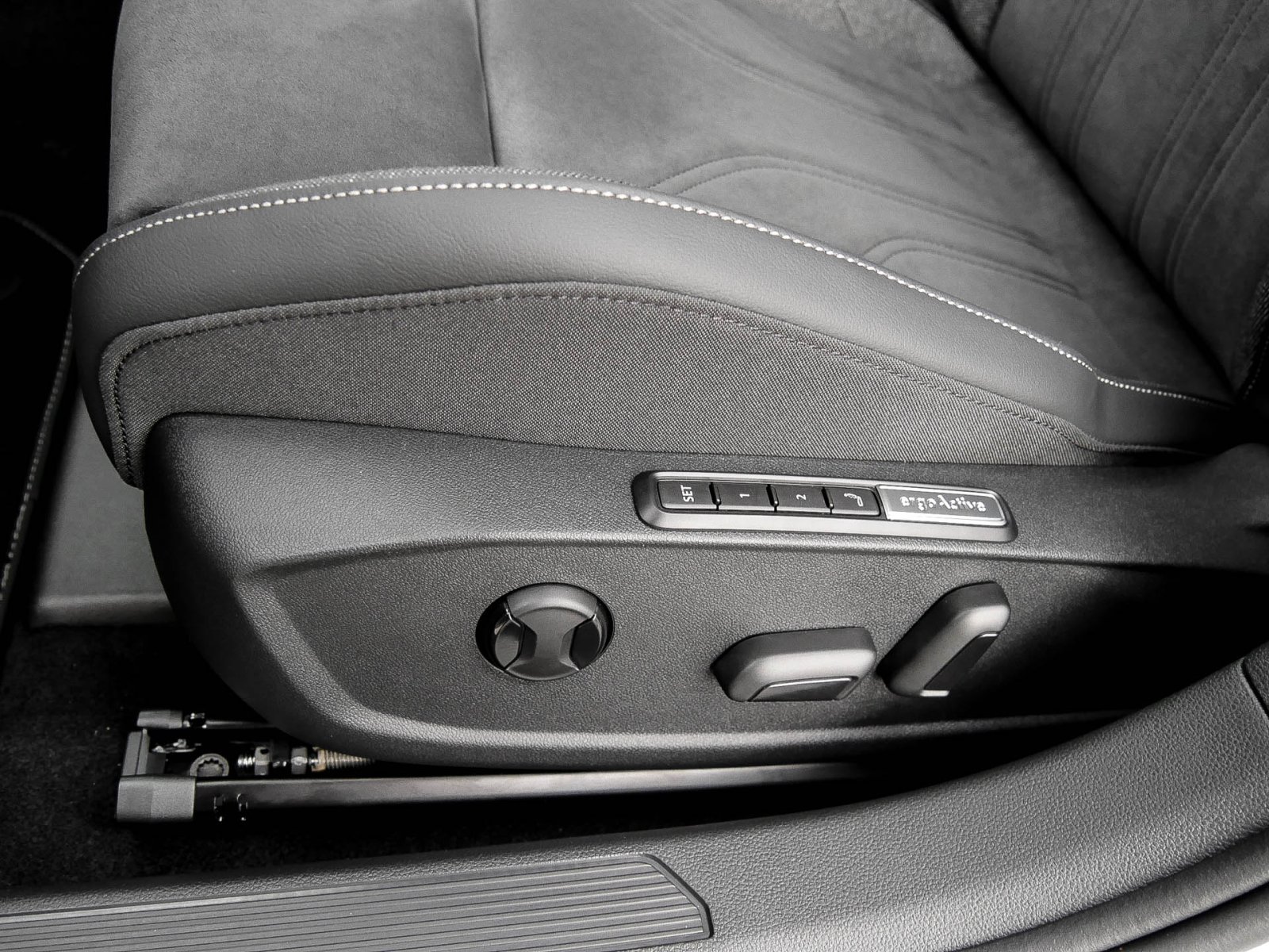 Volkswagen Golf VIII 1.5 eTSI STYLE CAM ACC LM18