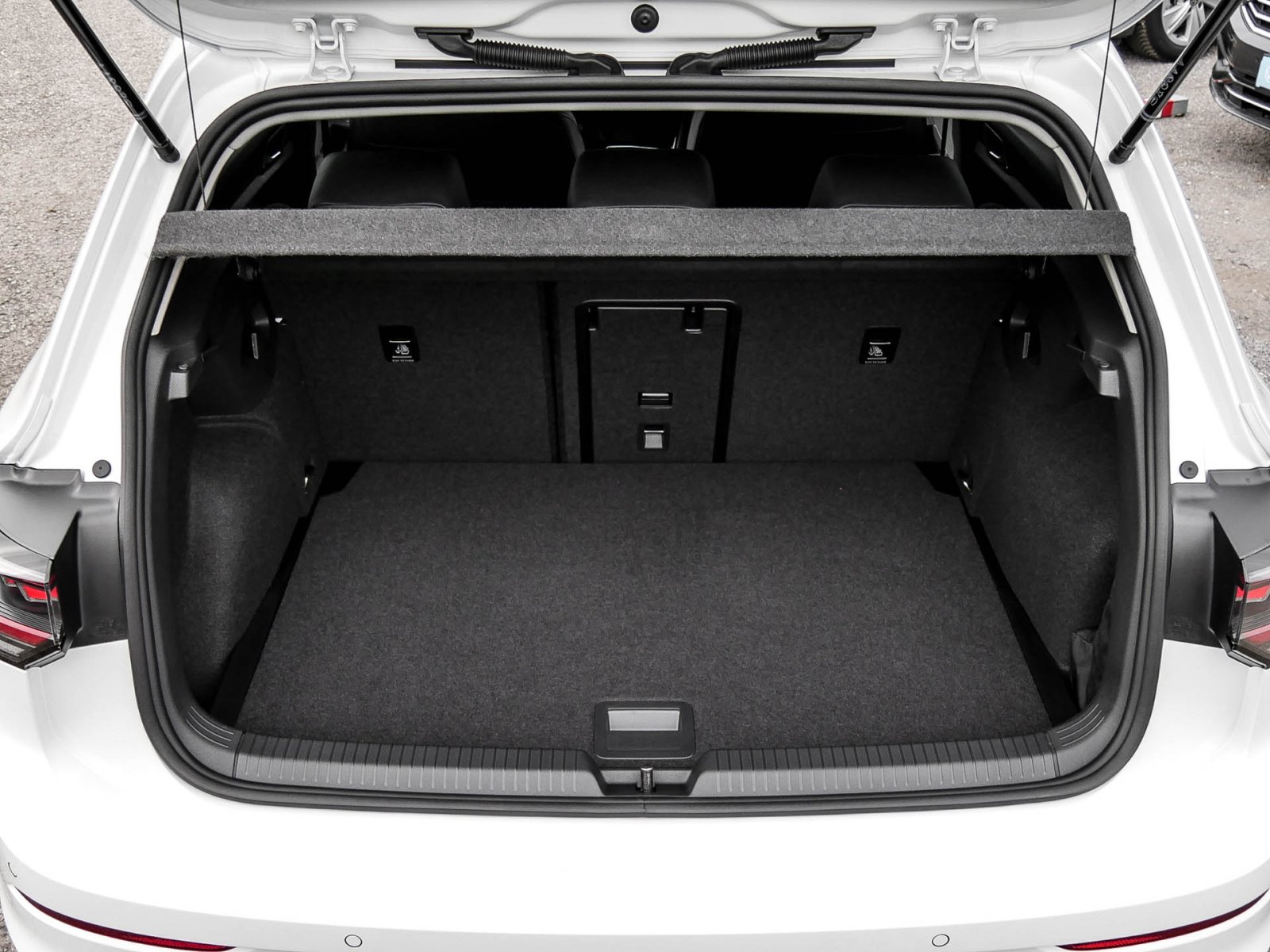 Volkswagen Golf VIII 1.5 eTSI STYLE CAM ACC LM18