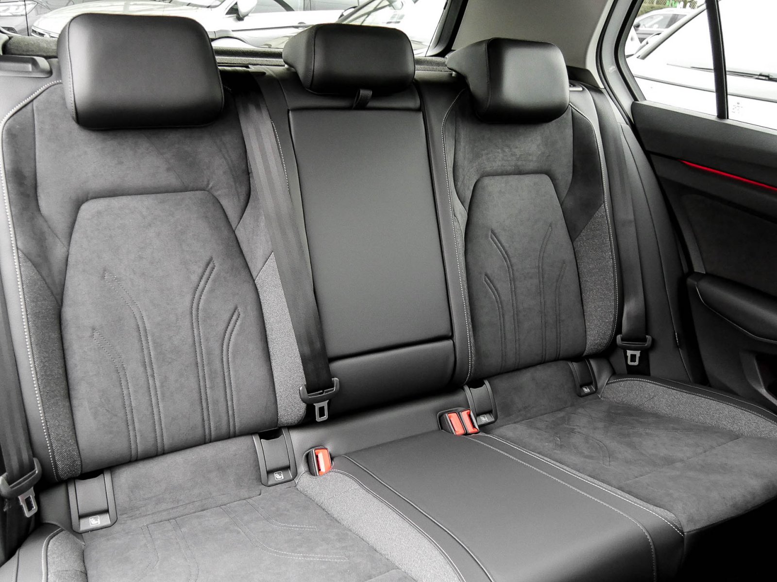 Volkswagen Golf VIII 1.5 eTSI STYLE CAM ACC LM18