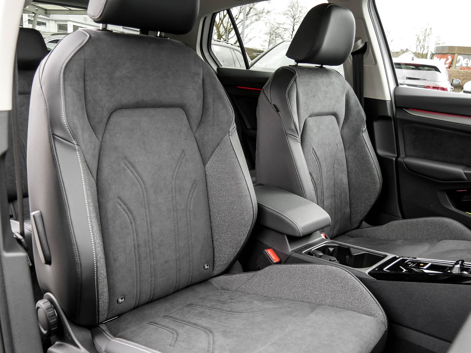 Volkswagen Golf VIII 1.5 eTSI STYLE CAM ACC LM18