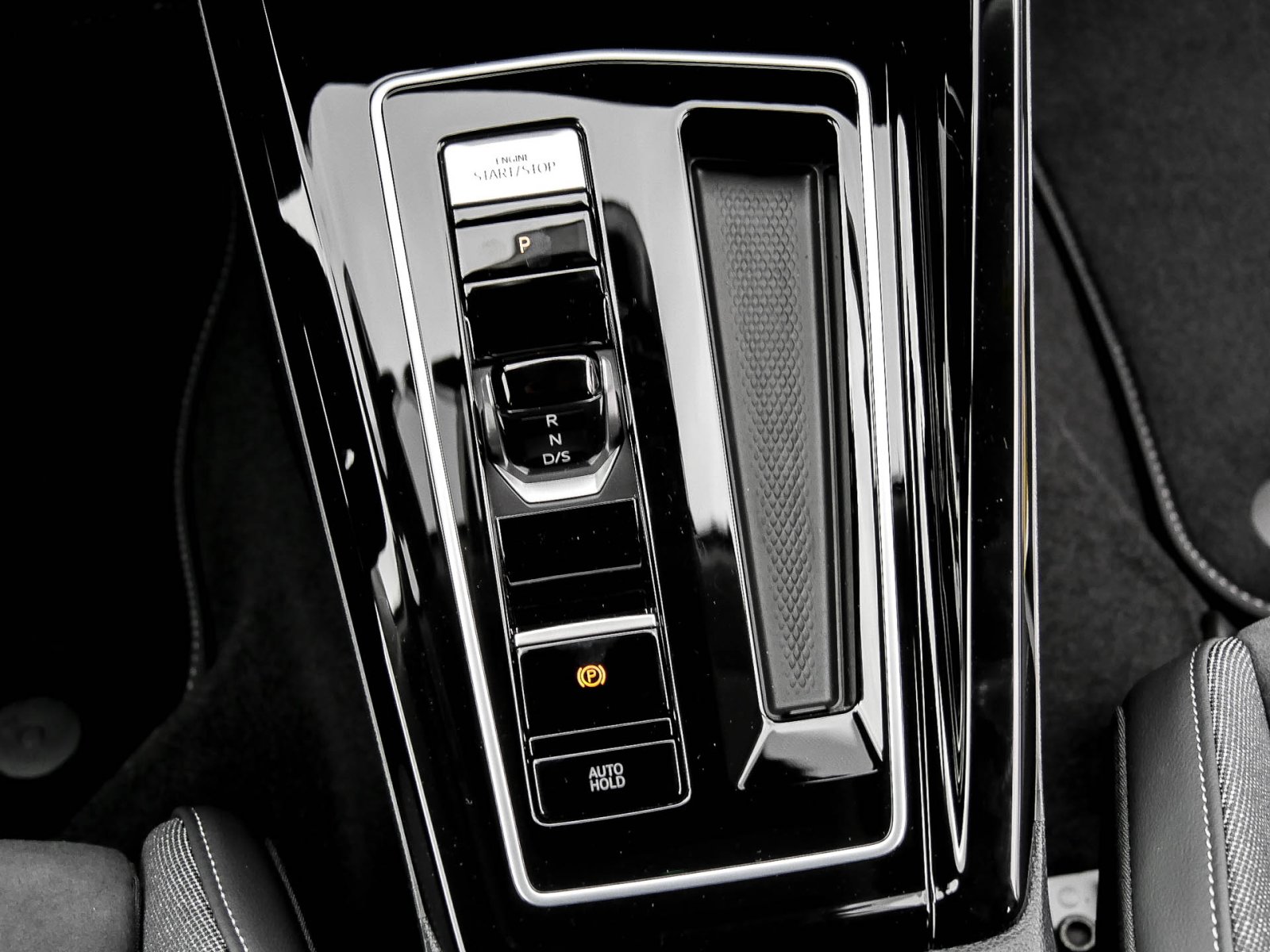 Volkswagen Golf VIII 1.5 eTSI STYLE CAM ACC LM18