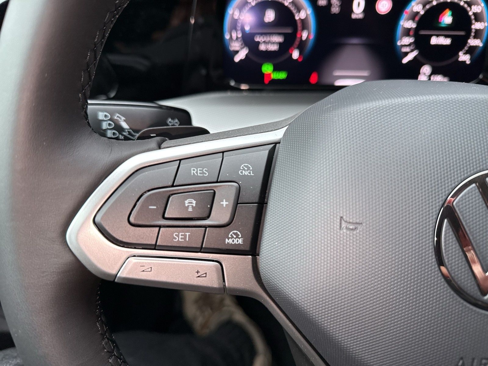 Volkswagen Golf VIII 1.5 eTSI STYLE AHK CAM LM18