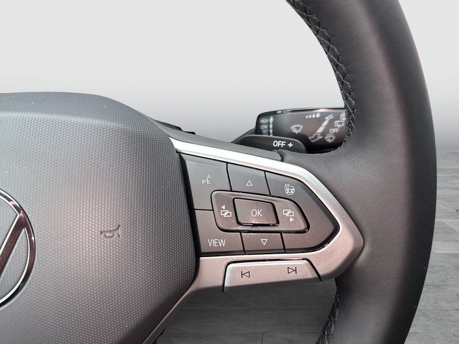 Volkswagen Golf VIII 1.5 eTSI STYLE AHK CAM LM18