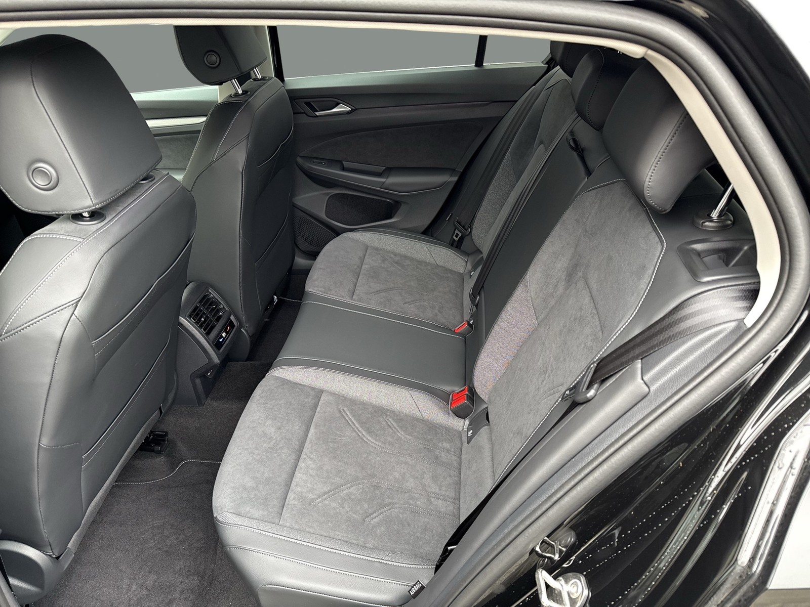 Volkswagen Golf VIII 1.5 eTSI STYLE AHK CAM LM18