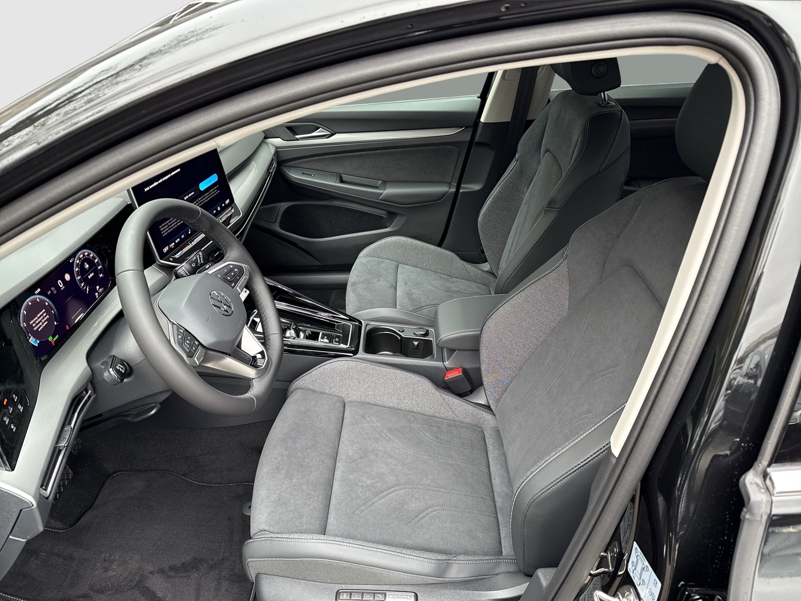 Volkswagen Golf VIII 1.5 eTSI STYLE AHK CAM LM18