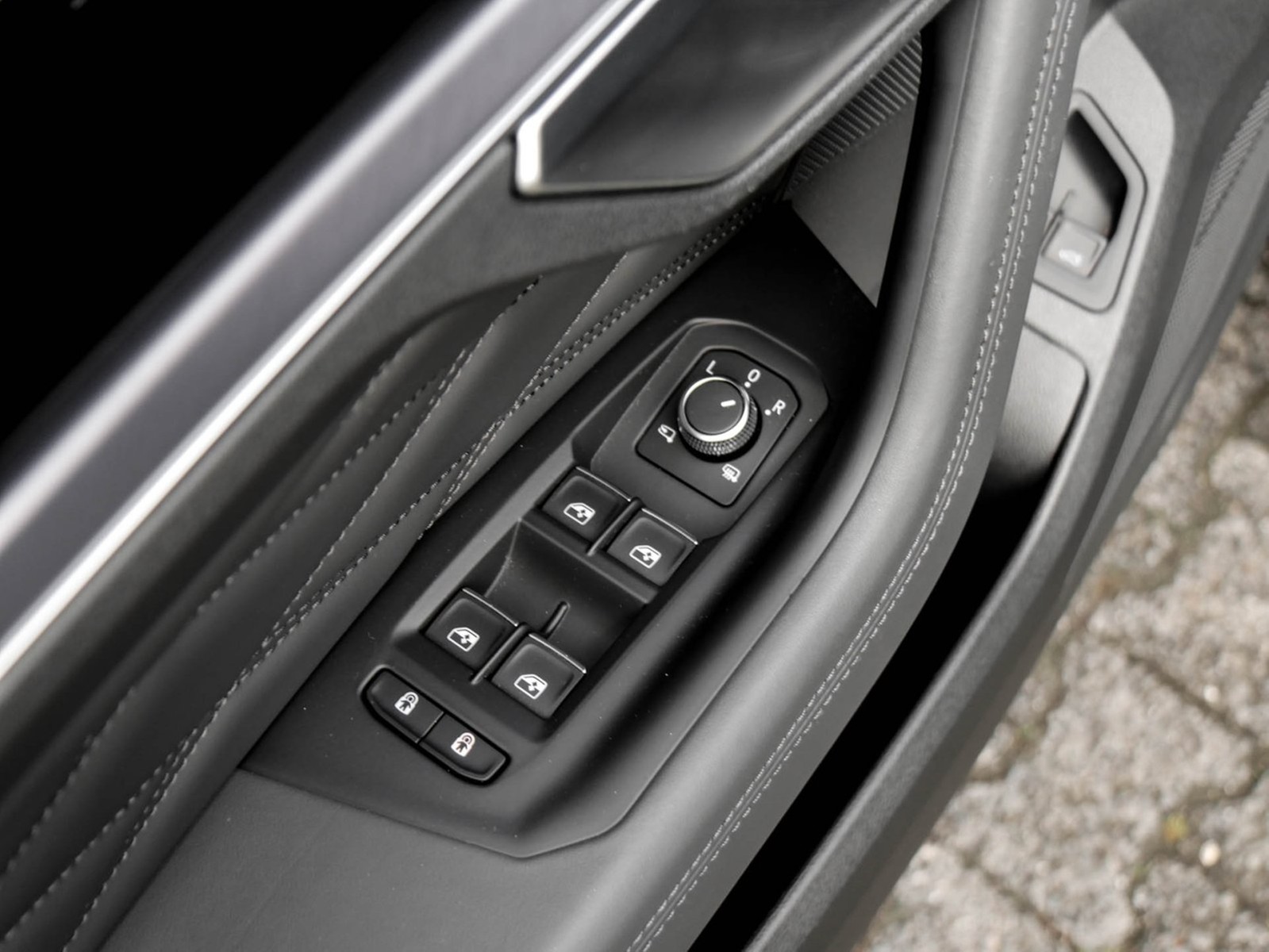 Volkswagen Touareg HYBRID R NEUES MODELL PANO AHK CAM LM22