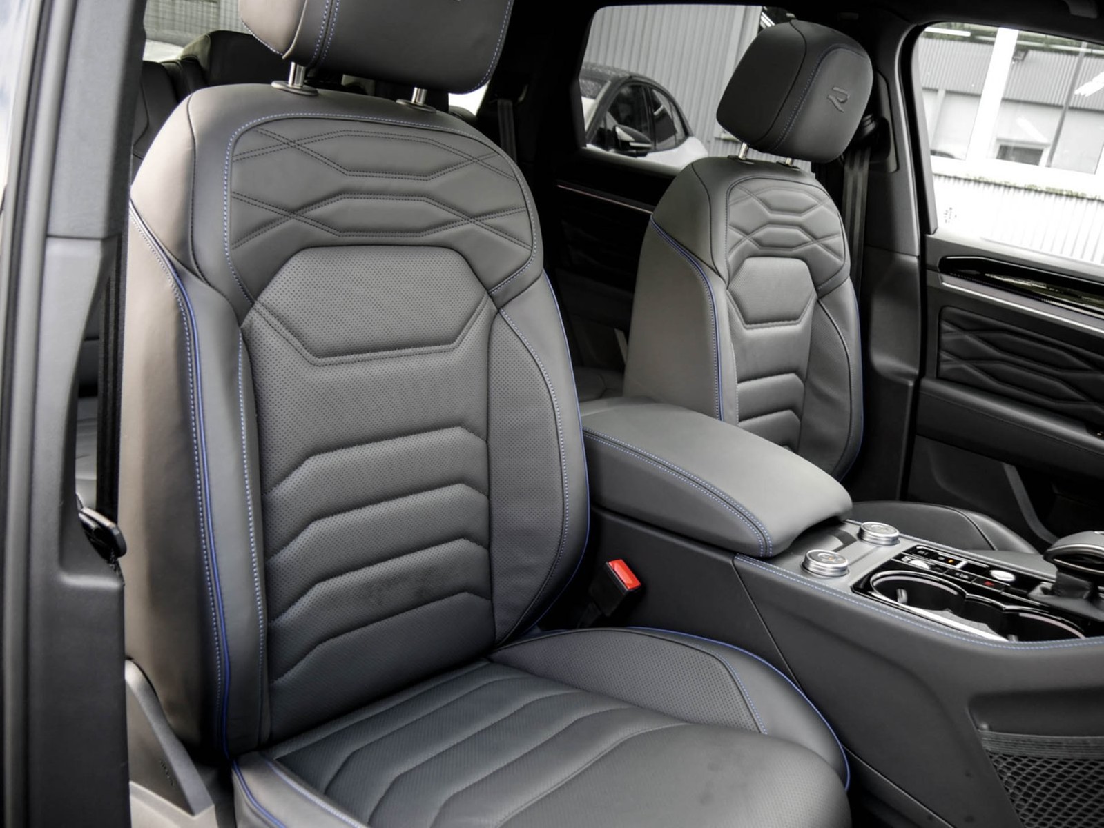 Volkswagen Touareg HYBRID R NEUES MODELL PANO AHK CAM LM22