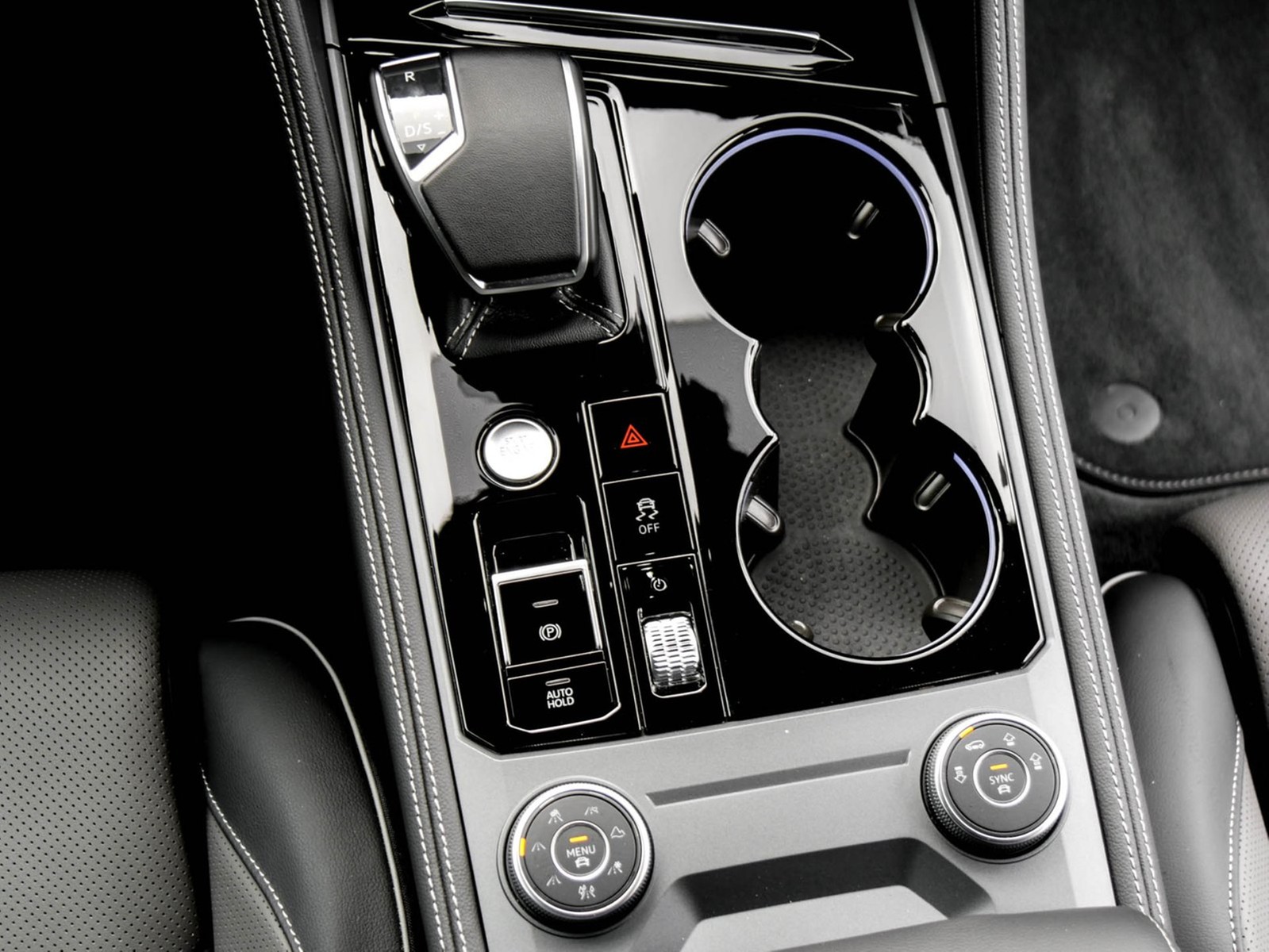 Volkswagen Touareg V6 R-LINE NEUES MODELL AHK CAM ACC LM19