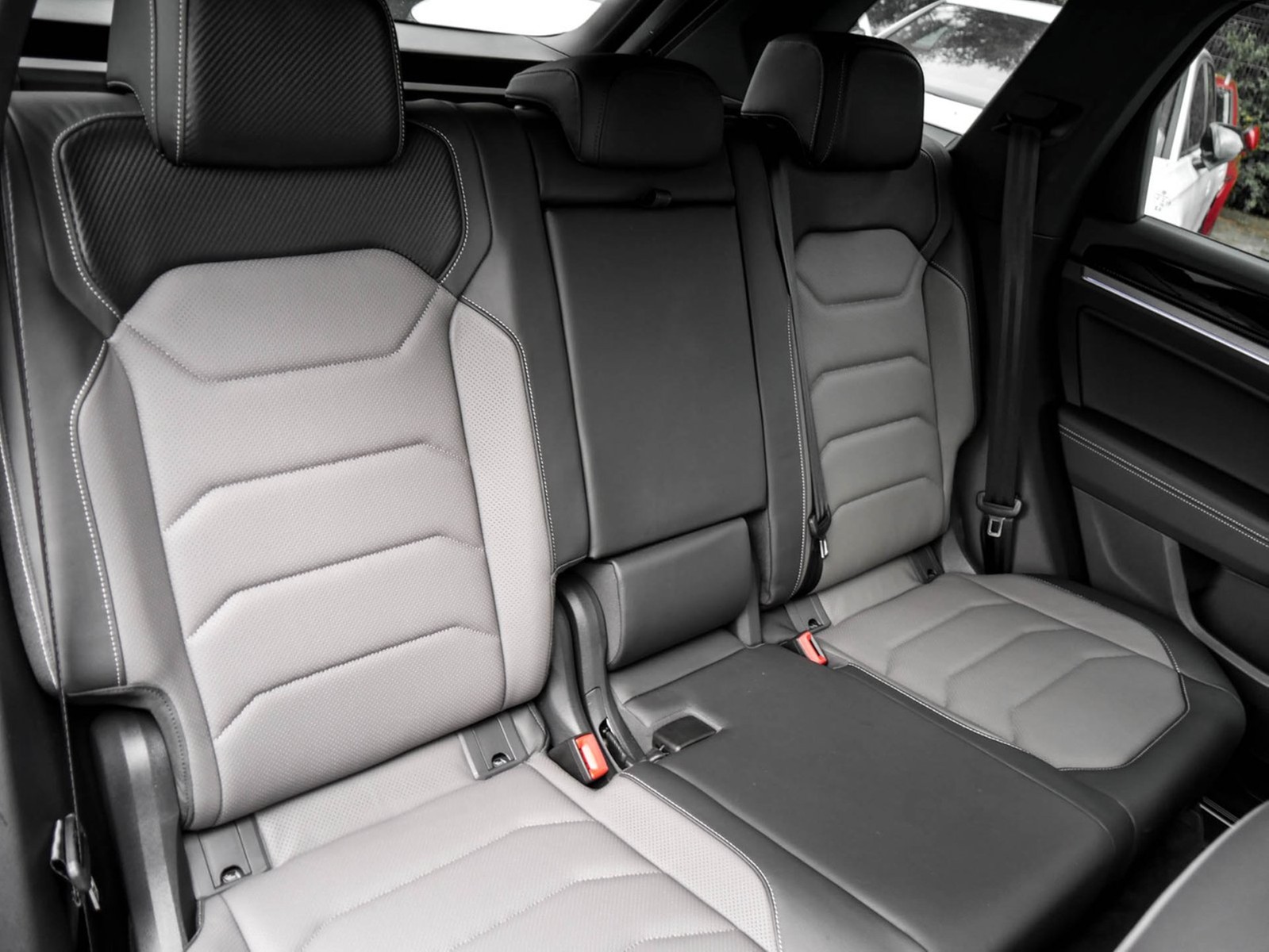 Volkswagen Touareg V6 R-LINE NEUES MODELL AHK CAM ACC LM19