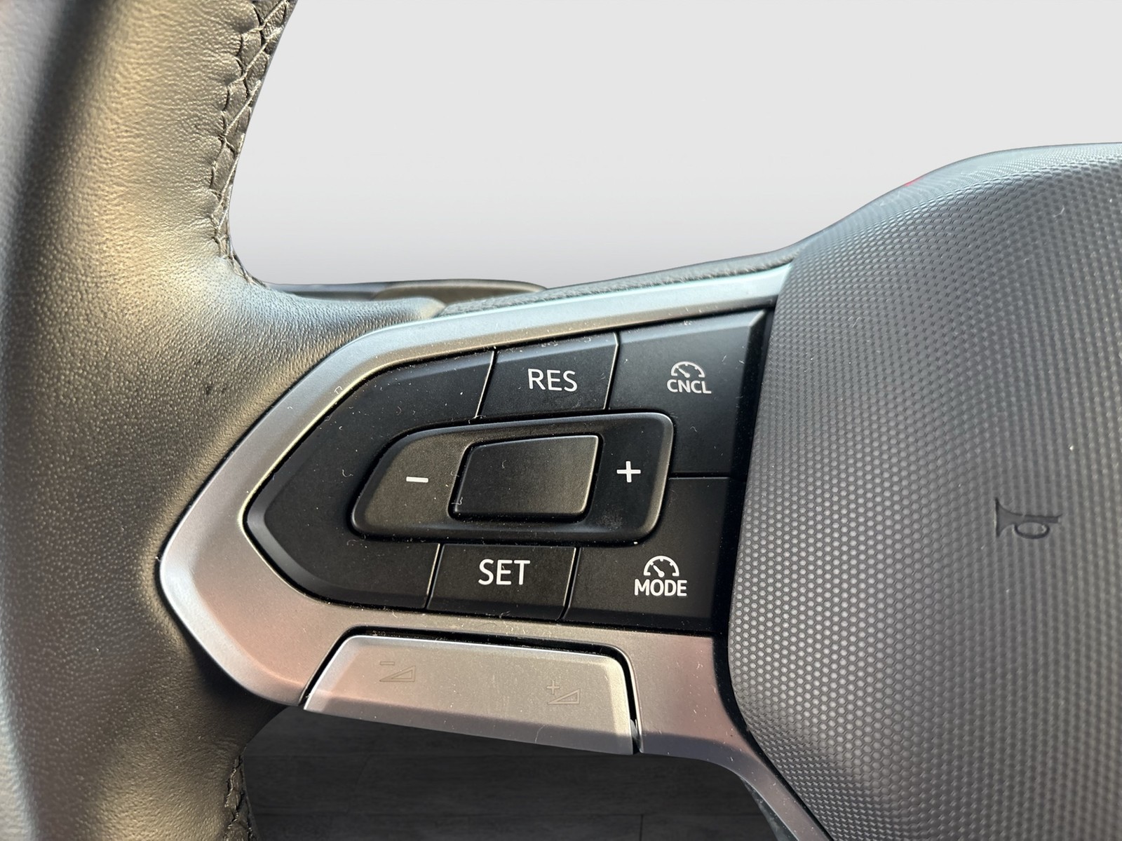 Volkswagen T7 Multivan 2.0 LIFE BETT 6SITZE AHK CAM NAVI