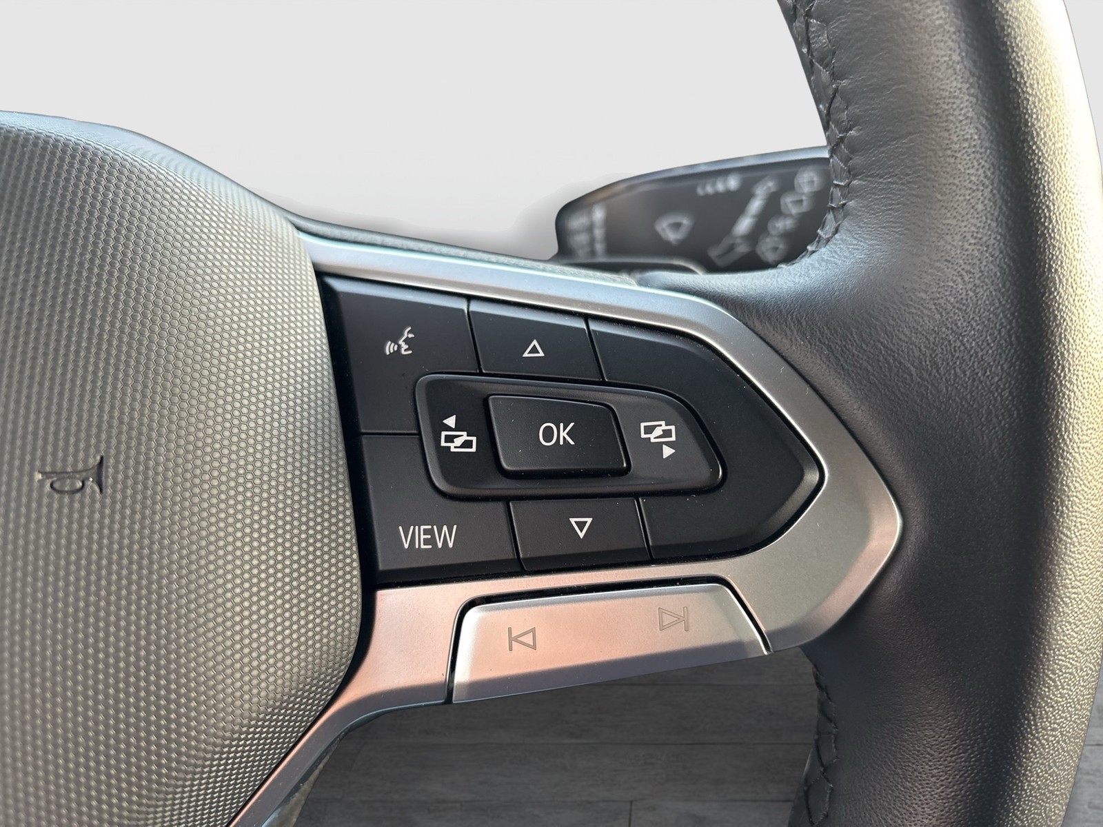 Volkswagen T7 Multivan 2.0 LIFE BETT 6SITZE AHK CAM NAVI