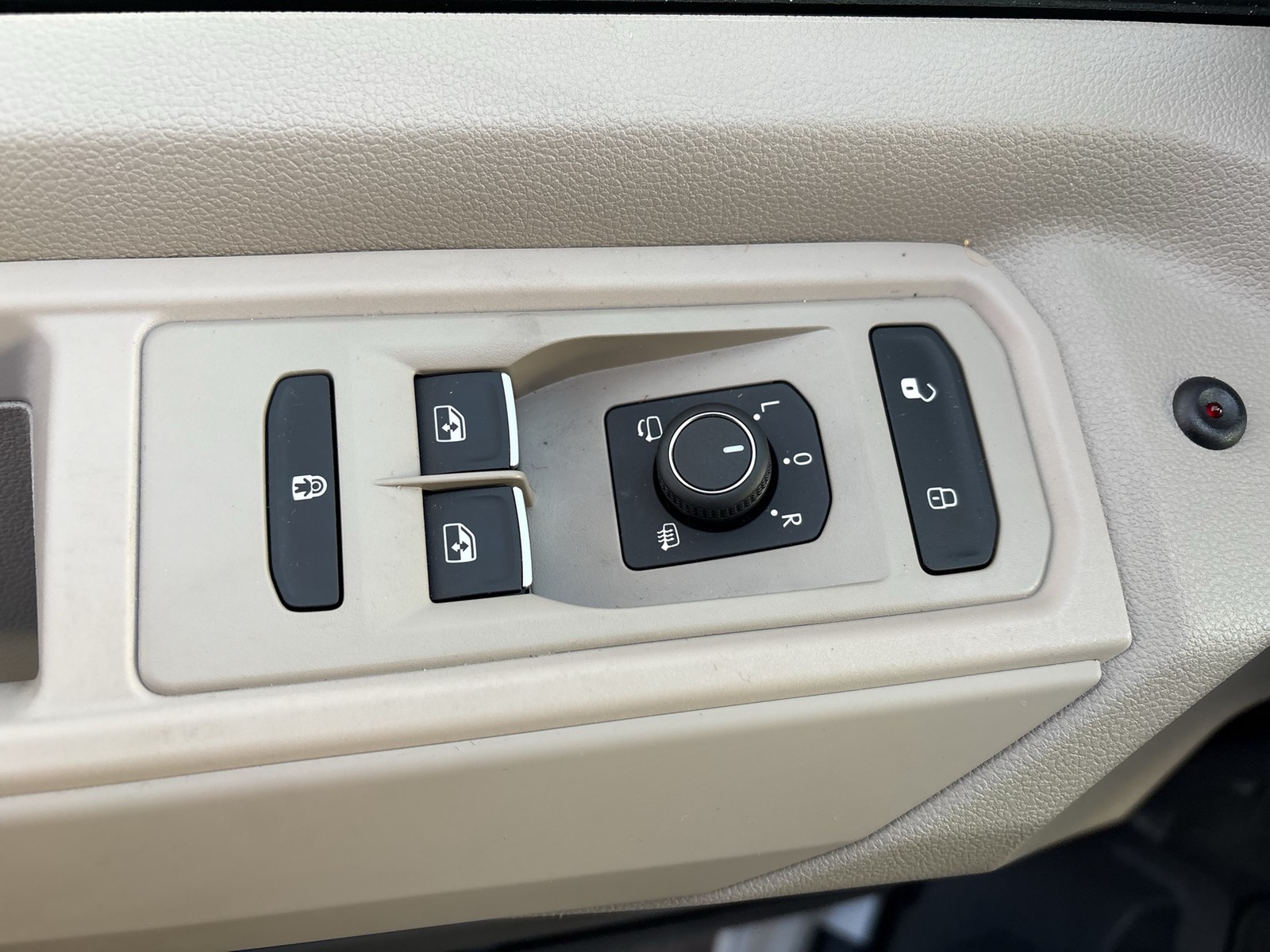 Volkswagen T7 Multivan 2.0 LIFE BETT 6SITZE AHK CAM NAVI