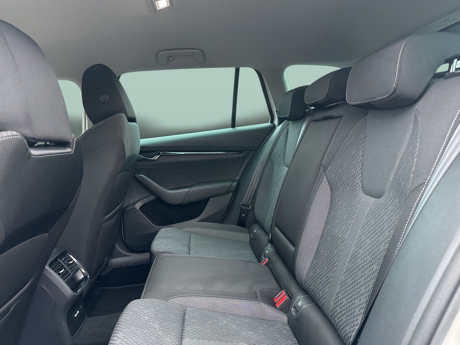 Skoda Octavia Combi 1.5 ACC NAVICOLUMBUS SITZHEIZUNG