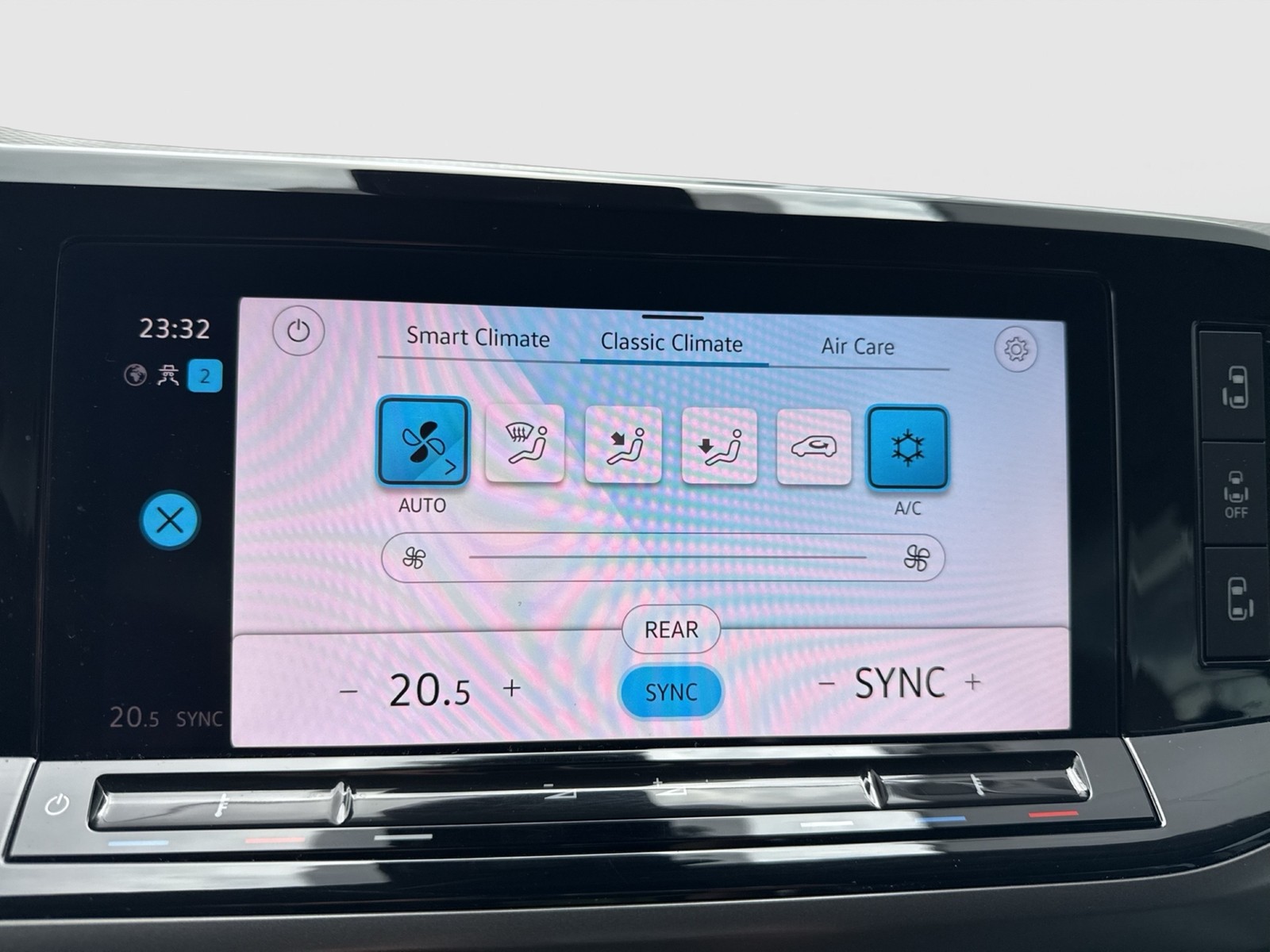 Volkswagen T7 Multivan 2.0 Kurz 7SITZE AHK ACC NAVI ALU LED