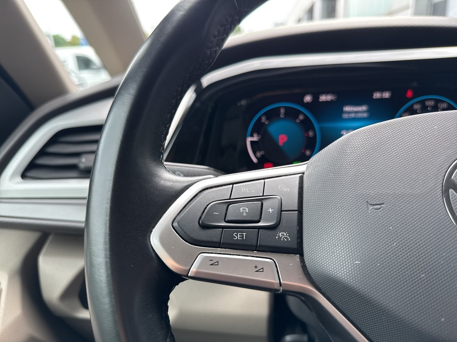 Volkswagen T7 Multivan 2.0 Kurz 7SITZE AHK ACC NAVI ALU LED