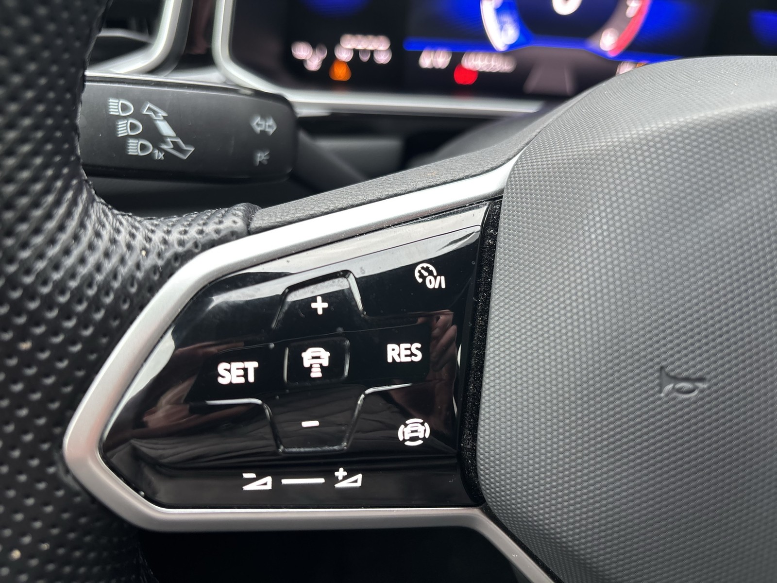 Volkswagen T-Roc 1.0 R-LINE CAM ACC NAVI LM17 LED+ CARPLAY