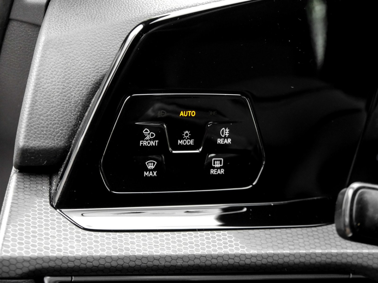 Volkswagen Golf VIII 2.0 GTI CAM ACC NAVI LM17 SITZHEIZUNG