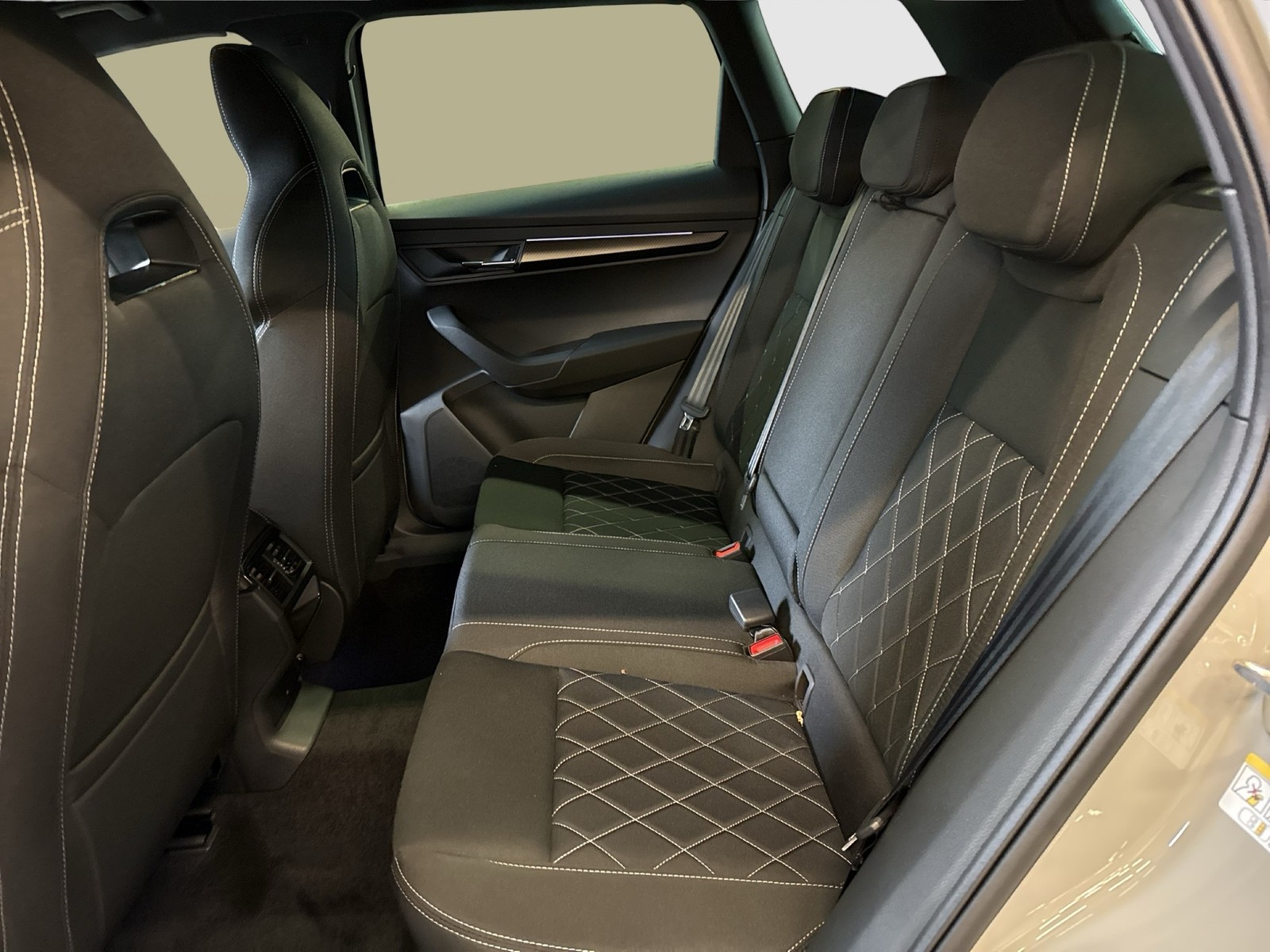Skoda Karoq 2.0 SPORTLINE 4X4 PANO AHK CAM ACC LM18