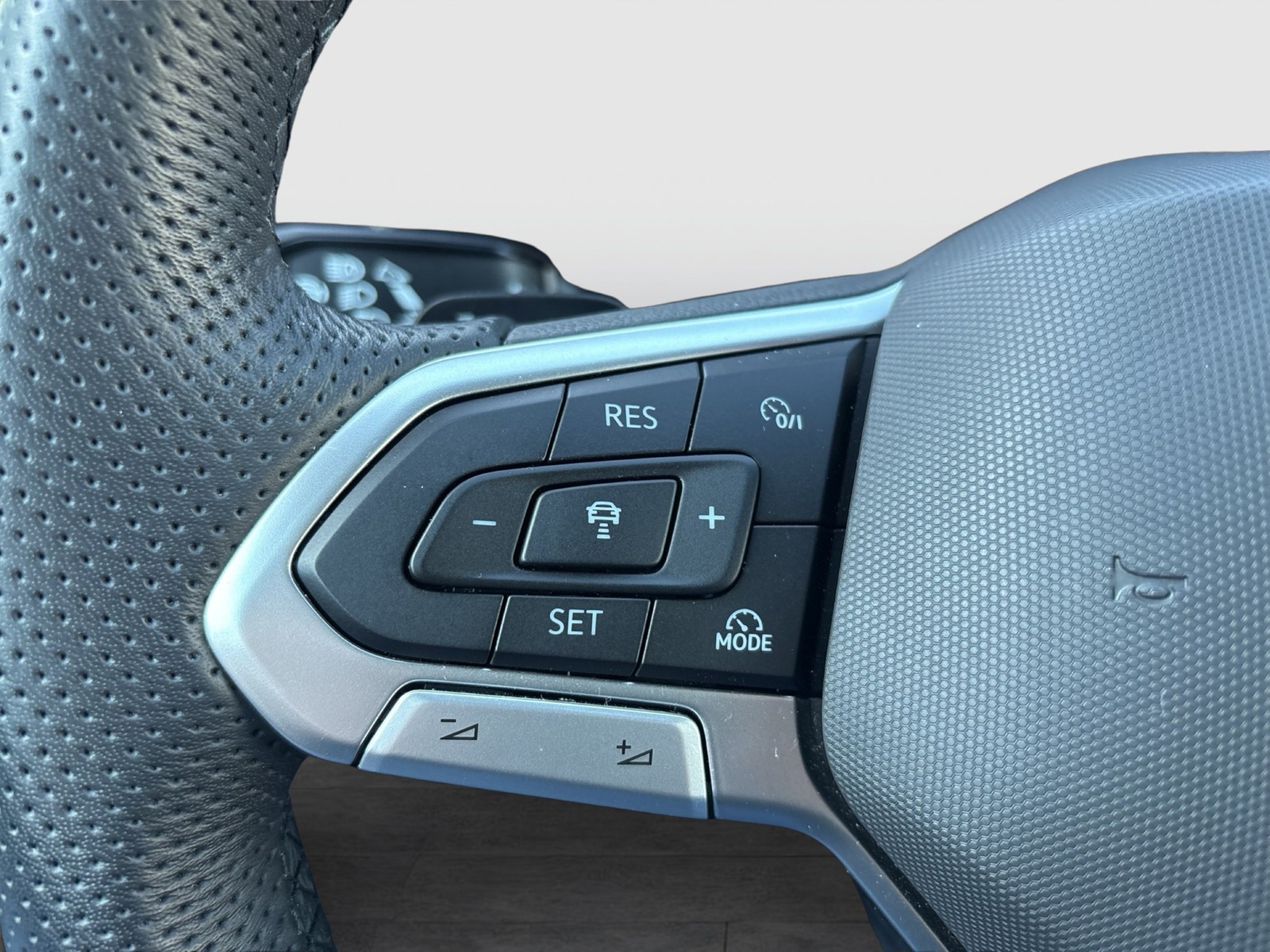 Volkswagen Touareg V6 R-LINE NEUES MODELL AHK CAM HEAD-UP