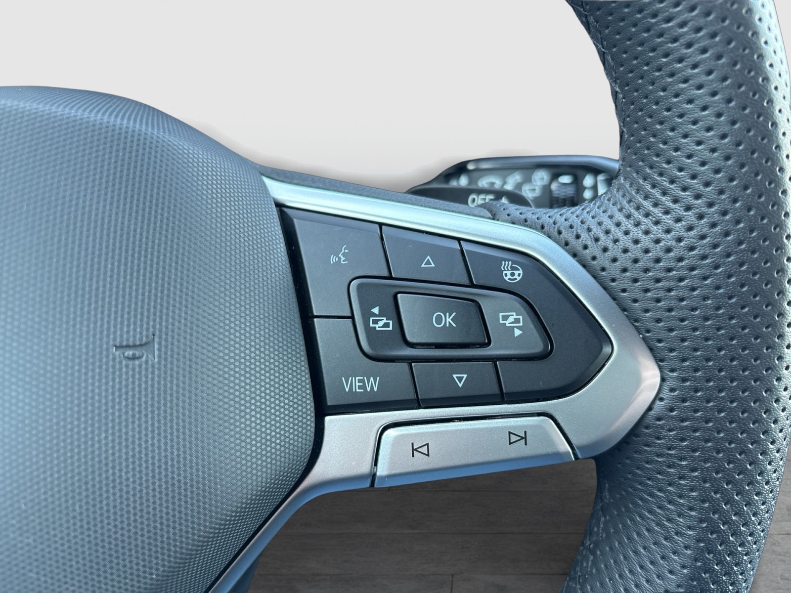 Volkswagen Touareg V6 R-LINE NEUES MODELL AHK CAM HEAD-UP