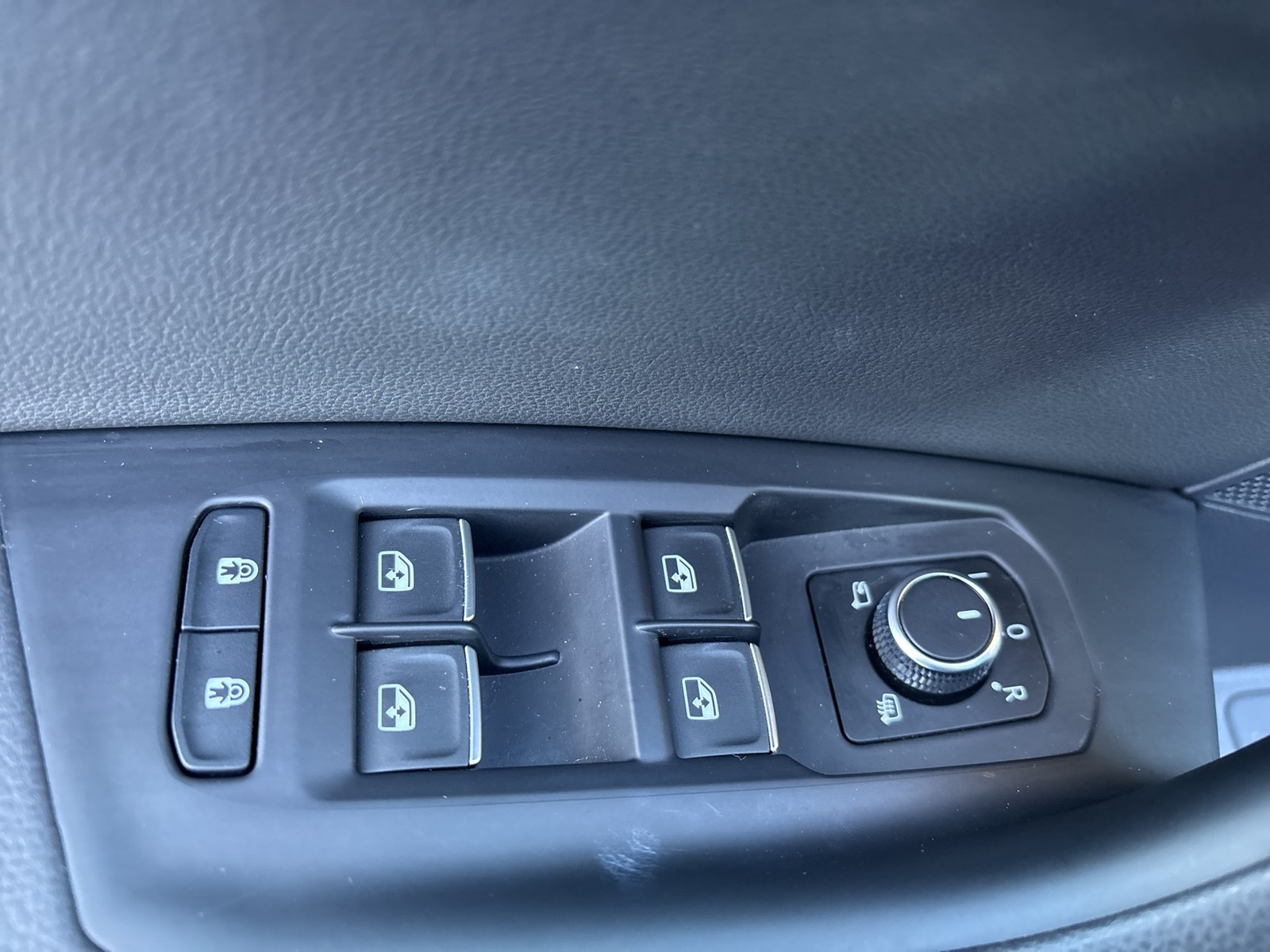 Volkswagen Touareg V6 R-LINE NEUES MODELL AHK CAM HEAD-UP